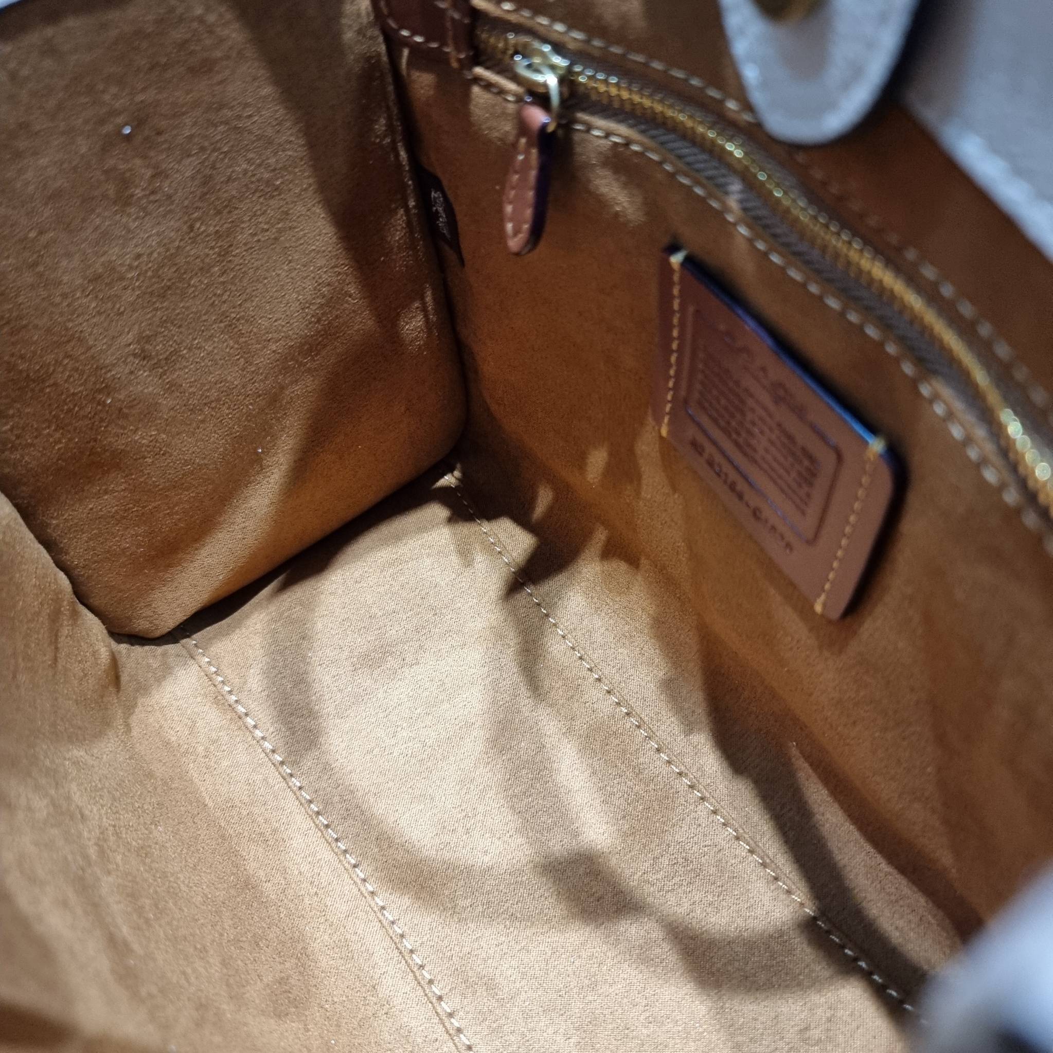 COACH C4829 FIELD TOTE 22 IN SIGNATURE LEATHER คอลเลคชั่นสุดหรู กับกระเป๋าทรงโท้ท ไซส์กำลังสวย ดีเทลหนังปั๊มเต็มใบ สีโทนผู้ดีม้าก บวกกับสายสะพายสีตัดกับกระเป๋า เพิ่มมูลค่าไปอีก ทำให้ไอเท็มนี้ดึงดูดทุกสายตา