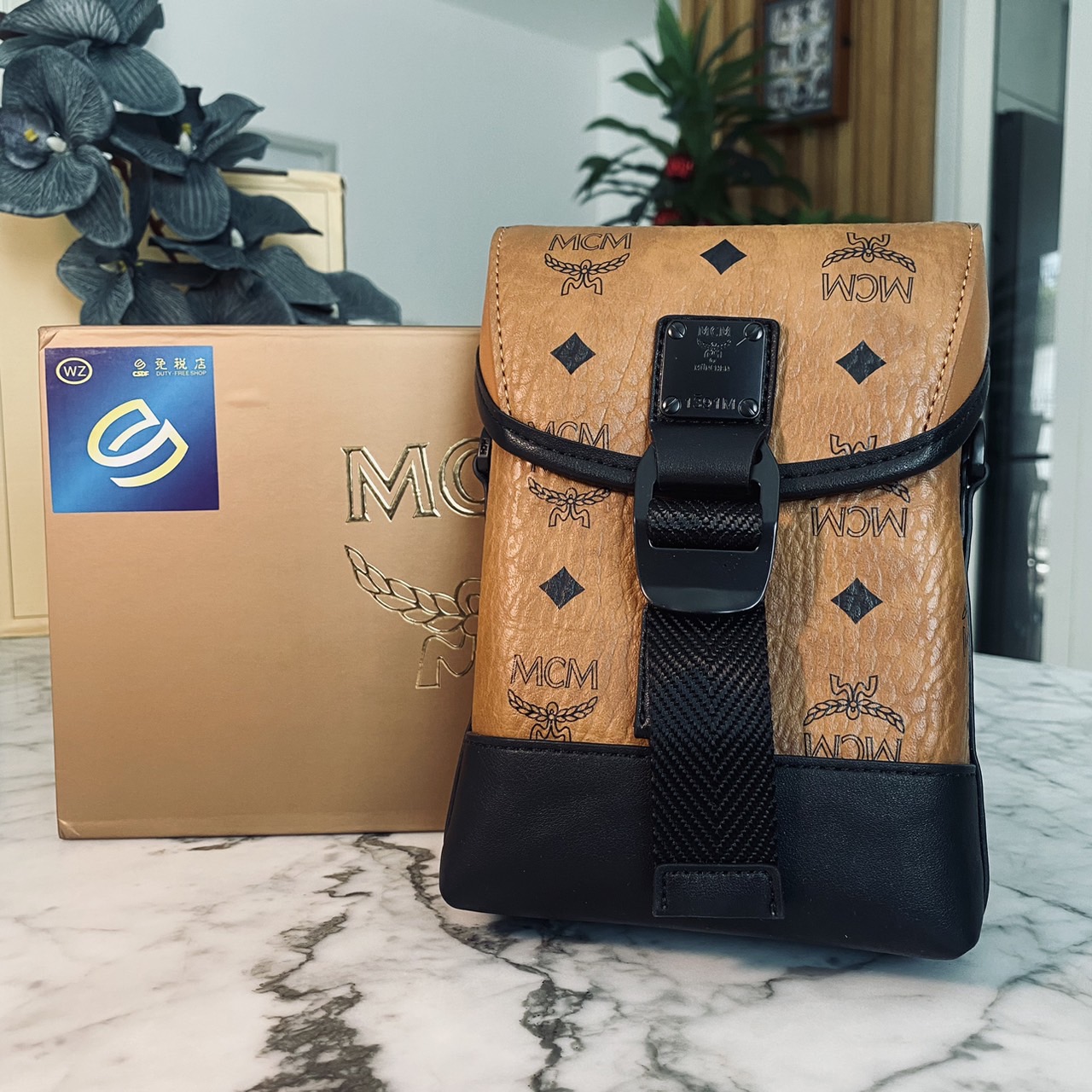 M.C.M Small Aren N/S Crossbody in Visetos Cognac คอลใหม่เอาใจหนุ่มๆ สั่งก่อนหล่อก่อนน้าา!! กับกระเป๋าสะพายข้างสุดชิค ที่ดูดีมีเสน่ห์มากๆ เห็นแล้วก็ต้องหลงแน่นอน