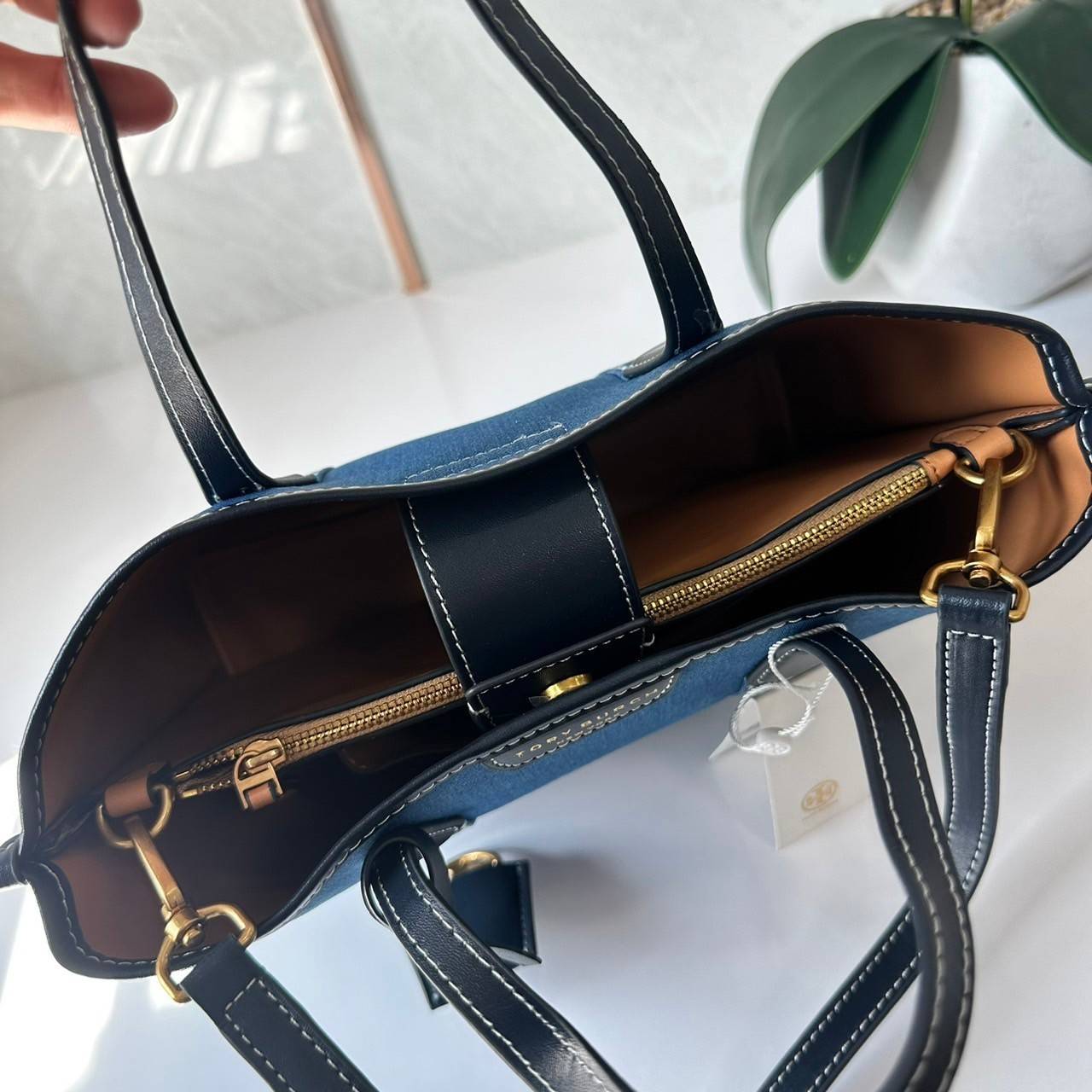 TORY BURCH PERRY DENIM TRIPLE-COMPARTMENT SMALL TOTE BAG กระเป๋าคล้องแขนและสะพายไหล่ทรงโท้ท คอลเลคชั่นใหม่ล่าสุด สวยหรู ลุคคุณนาย