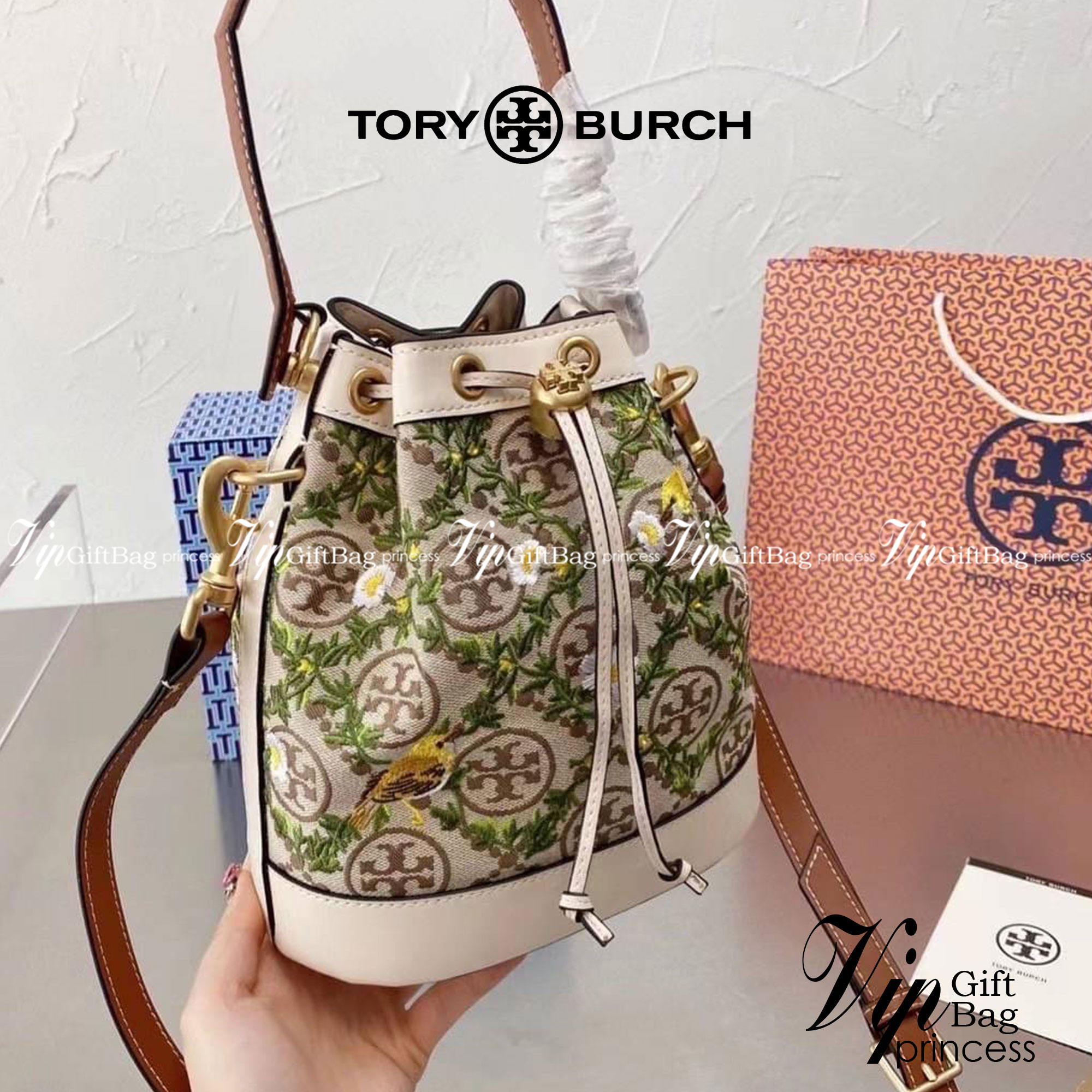 TORY BURCH T MONOGRAM JACQUARD EMBROIDERED BUCKET BAG ครั้งแรกกับโมโนแกรม ที่ได้รับแรงบันดาลใจมาจากโลโก้สุดคลาสสิก กลับมาอีกครั้งในรูปแบบของ ลวดลาย T Monogram ที่ผสมผสานความร่วมสมัยเข้ากับความเป็นเอกลักษณ์ของแบรนด์เข้าไว้ด้วยกัน โดยเป็นการนำเอาลวดลาย T Mo