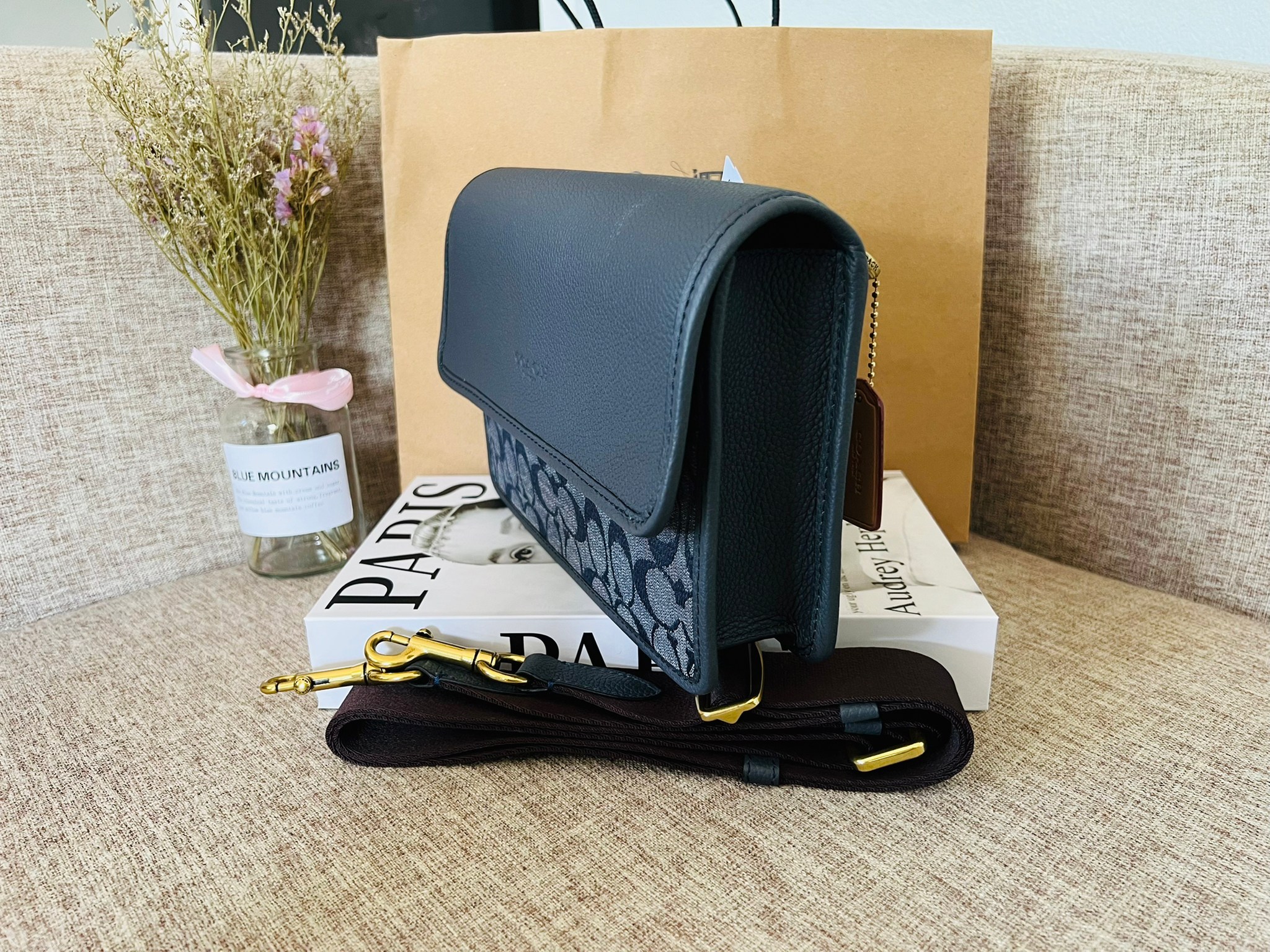 COACH Turner Flap Crossbody In Signature Chambray C8185 กระเป๋าสะพายหนังแชมเบรย์ซิกเนเจอร์และหนังธรรมชาติ ด้านในกระเป๋าซิป กระดุมแป๊ก ซับในหนัง กระเป๋าสลิปด้านนอก สายสะพายถอดได้ ยาว 25” สำหรับสะพายไหล่หรือสะพายข้าง