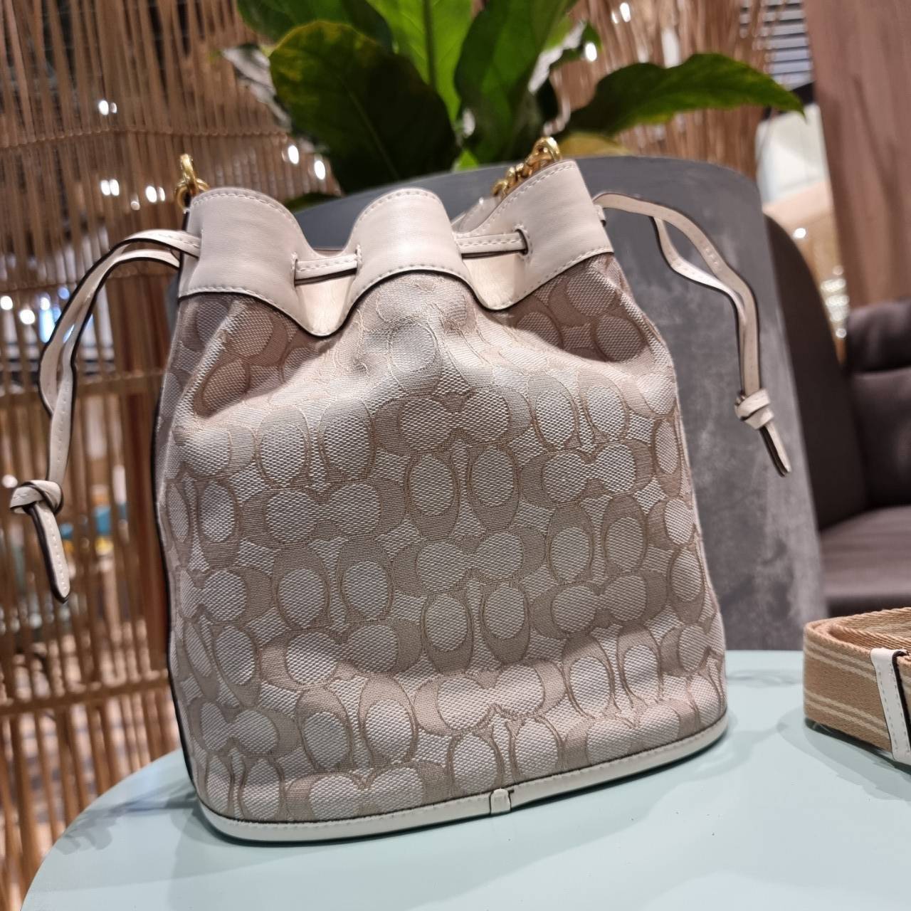 COACH C3853 FIELD BUCKET BAG IN SIGNATURE JACQUARD กระเป๋าสะพายทรงบัคเก็ต รุ่นใหม่ล่าสุด ดีไซน์ลายซิกเนเจอร์บนผ้า jacquard สวยคม เป็นเอกลักษณ์ไม่ซ้ำใคร มาพร้อมสายสะพายผ้าสปอร์ต และสายสั้นสำหรับคล้องแขนได้ สามารถรูดปิดปากกระเป๋าด้วยหนังรอบใบ เพิ่มดีเทลให้ต