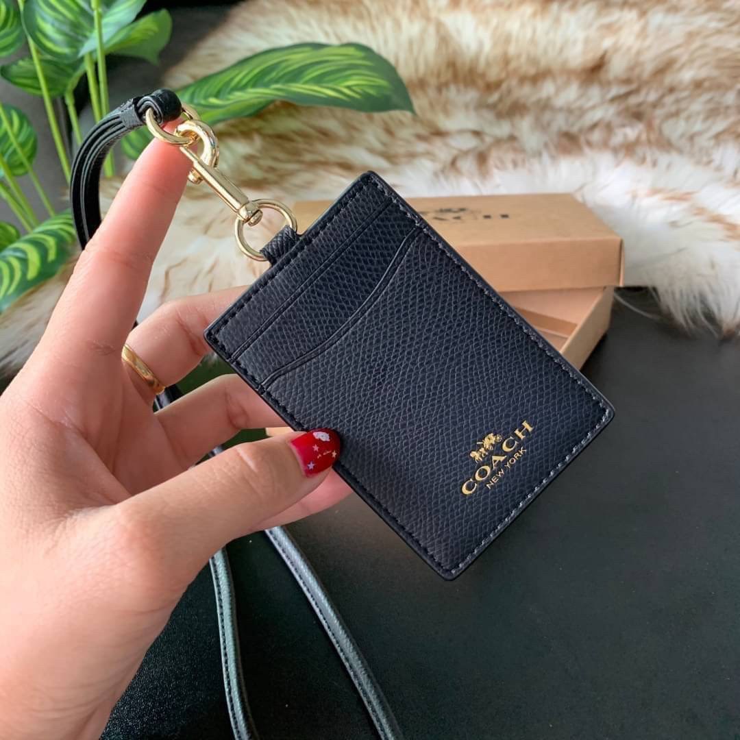 COACH F63274 ID LANYARD IN SIGNATURE COATED CANVAS กระเป๋าใส่บัตรคล้องคอ ลาย C ทั้งใบ ด้านหน้าตกแต่งชื่อแบรนด์ สวยมากกก ใส่บัตรพนักงาน และบัตรต่างๆ มาพร้อมสายคล้องคอ สายถอดออกได้ ตัวกระเป๋ามี 3 ช่องค่ะ