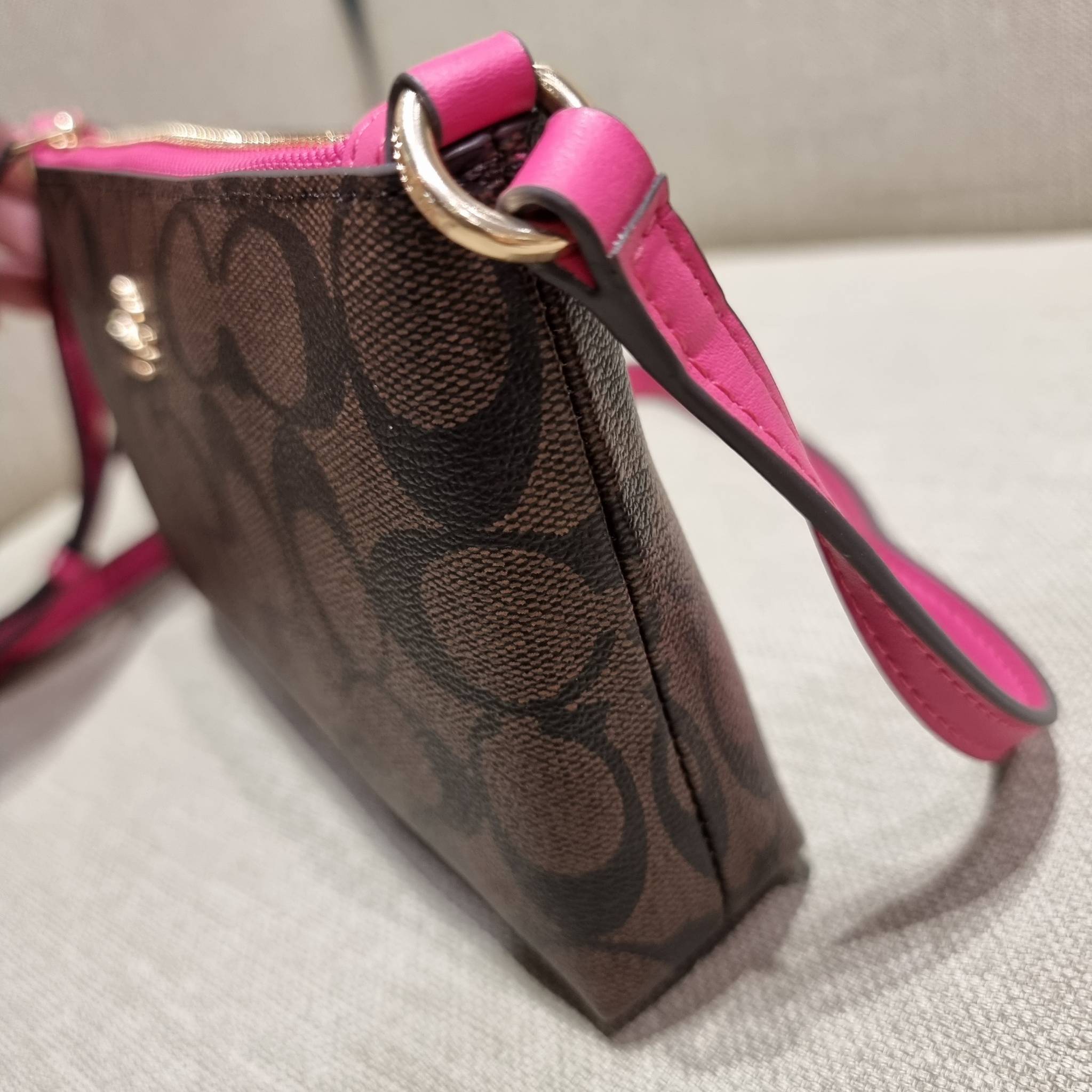 COACH C1653 ZIP TOP CROSSBODY SIGNATURE CANVAS คอลเลคชั่นใหม่ ปังและสวยไปอีกหนึ่ง สาวๆตามหาต้องไอเท็มนี้ กระเป๋าสะพายข้าง ใช้งานง่าย สายสะพายในตัว ปรับได้สบายๆ ดีไชน์รูปทรงออกมาคลาสสิค น่าใช้ วัสดุหนังแคนวาส เปิด-ปิดด้วยซิป ภายในเป็นช่องโล่ง มีช่องใส่บัตร