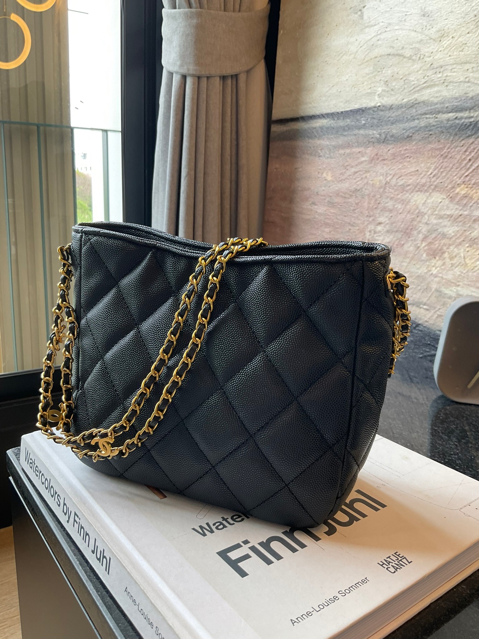 Chanel 22s small hobo bag black caviar / CHANEL VIP GIFT CAVIER BAG กระเป๋าทรงสะพายข้าง ที่กำลังมาแรงมาในตอนนี้ ตัวกระเป๋าเป็นหนังลายคาเวียร์สวยหรูมาก อะไหล่ทองวินเทจทั้งใบ ด้านหน้าประดับโลโก้แบรนด์ เปิดปิดด้วยตัวหมุนล้อค ด้านในใส่กระเป๋าสตางค์ได้ถึงใบยาว