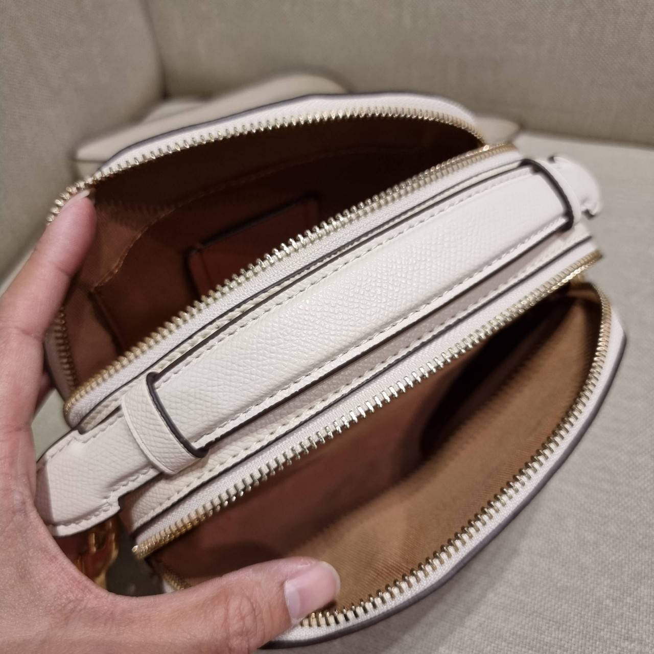 COACH 1589 SERENA SATCHEL กระเป๋าสะพายคอลเลคชั่นยอดฮิต ดีไซน์ลุคผู้ดี ต้องยกให้น้องใบนี้เลย!! จัดสีคุณหนูมาให้ สวยตาแตก!! วัสดุหนัง crossgrain ทนทาน เปิด-ปิดด้วยซิป 2 ช่องหลัก ภายในเป็นช่องโล่ง เก็บของได้แบบสบายๆ ใส่มือถือได้ทุกรุ่น สามารถหยิบไปแมทช์ได้ง่