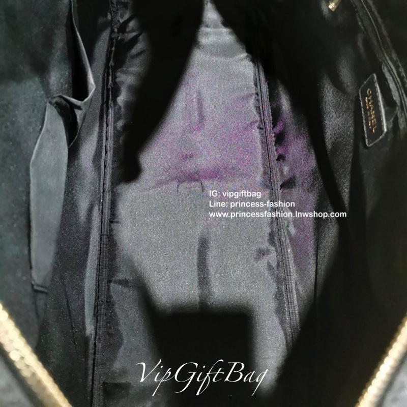 Chanel VIP Gift Large Travel Bag กระเป๋าใบใหญ่ Gift With Purchase (GWP) รุ่นใหม่ล่าสุด Limited Edition พรีเมี่ยมกิ๊ฟของเเท้จาก Chanel Counter ดีไซน์ทรงเหลี่ยมวัสดุหนังลายตารางเนื้อหนาสีดำกันนำ้ดูแลรักษาทำความสะอาดง่าย เปิดปิดด้วยซิปสะดวกใช้ ใบใหญ่จุใจ น้ำ