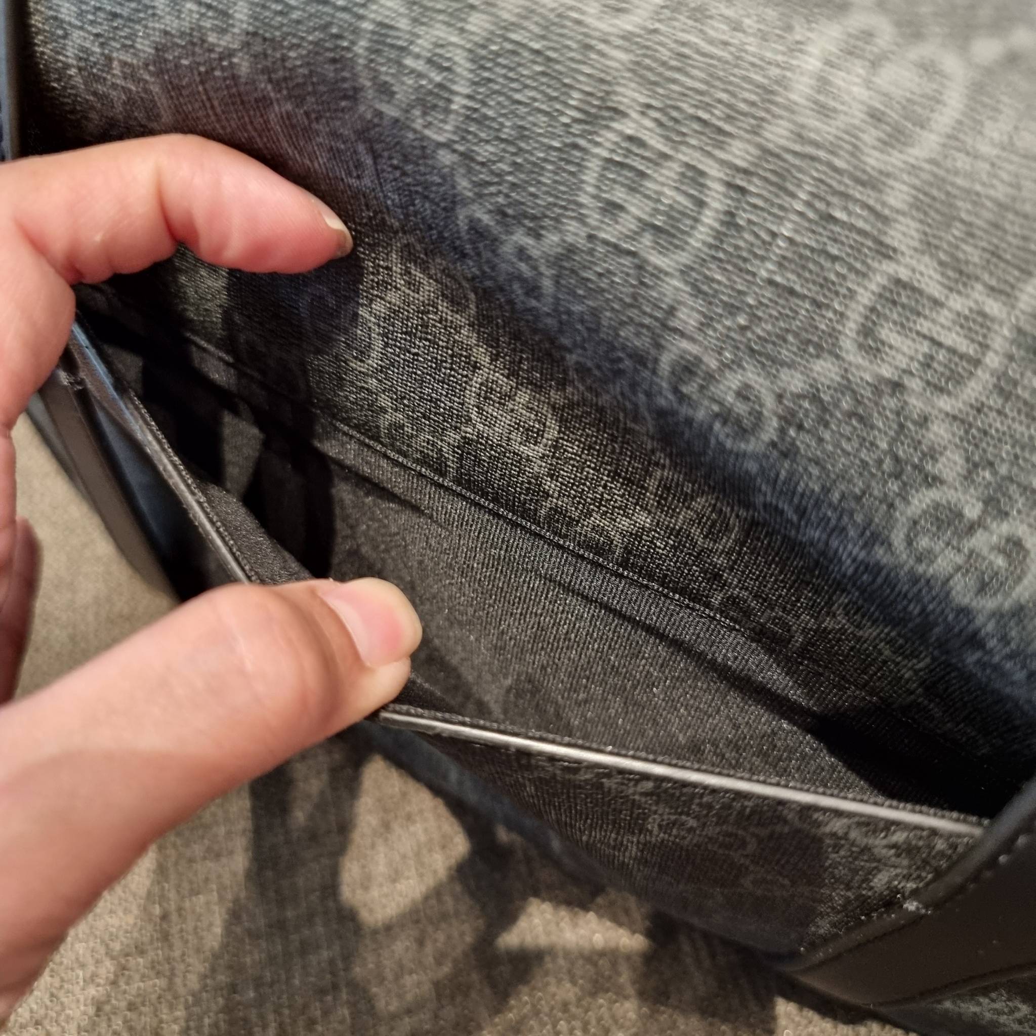 Gucci GG Supreme messenger bag GC MESSENGER VINTAGE BAG กระเป๋าสะพายข้างทรงแมสเซนเจอร์ ย้อนยุค ลุคผู้ดีแบบลูกคุณ ดีไซน์ unisex ใช้ได้ทั้งชายและหญิง พรีเมี่ยมกิ๊ฟวีไอพี วัสดุหนังแคนวาส ใช้งานง่ายด้วยฝาเปิดกระดุมแม่เหล็ก ด้านหลังมีช่องเก็บของจุกจิกได้ ภายใน