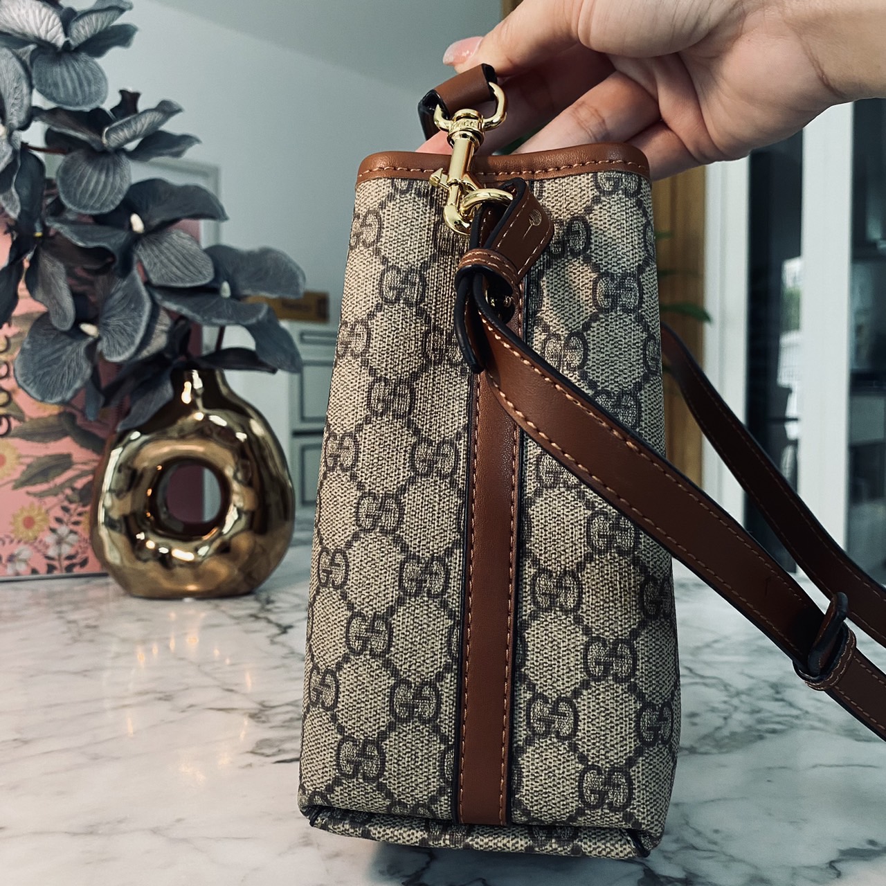 GUCCI GG Emblem mini bucket bag กระเป๋าทรงบัคเก็ตวินเทจรูปทรงใหม่ งานแบรนด์หรู รุ่นนี้ทำออกมาตอบโจทย์ความฮิตมีห่วงอยู่ด้านหน้า สำหรับห้อยตุ๊กตา พวงกุญแจ หรือจะผูกโบว์สวยๆก็เลิศ ดีไซส์สวยใช้งานง่าย ภายในโล่งกว้าง จุของได้เยอะ ถือหรือสะพายก็สวย Must Have!! 