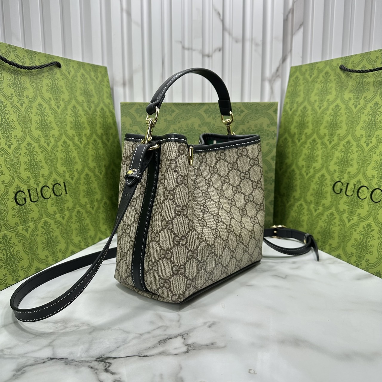 7.5" ORI หนังแท้ | Gucci GG Emblem small bucket bag กระเป๋าสะพายทรงบัคเก็ตใบเล็ก คอลใหม่ตีความประวัติศาสตร์แห่งความสง่างามและงานฝีมือของแบรนด์ขึ้นใหม่