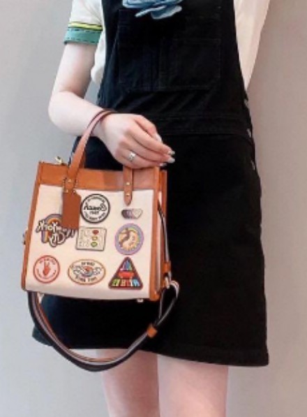 COACH FIELD TOTE 22 WITH PATCHES CA138 ส่วนหนึ่งจาก Coach Pride Collection ซึ่งเป็นการเฉลิมฉลองความเท่าเทียม ความหลากหลาย และการแสดงออกถึงตัวตนที่แท้จริงภายในชุมชน LGBTQIA+ ในเดือนนี้และทุกเดือน ตั้งแต่วันธรรมดาที่วุ่นวายไปจนถึงวันหยุดสุดสัปดาห์ที่เต็มไปด