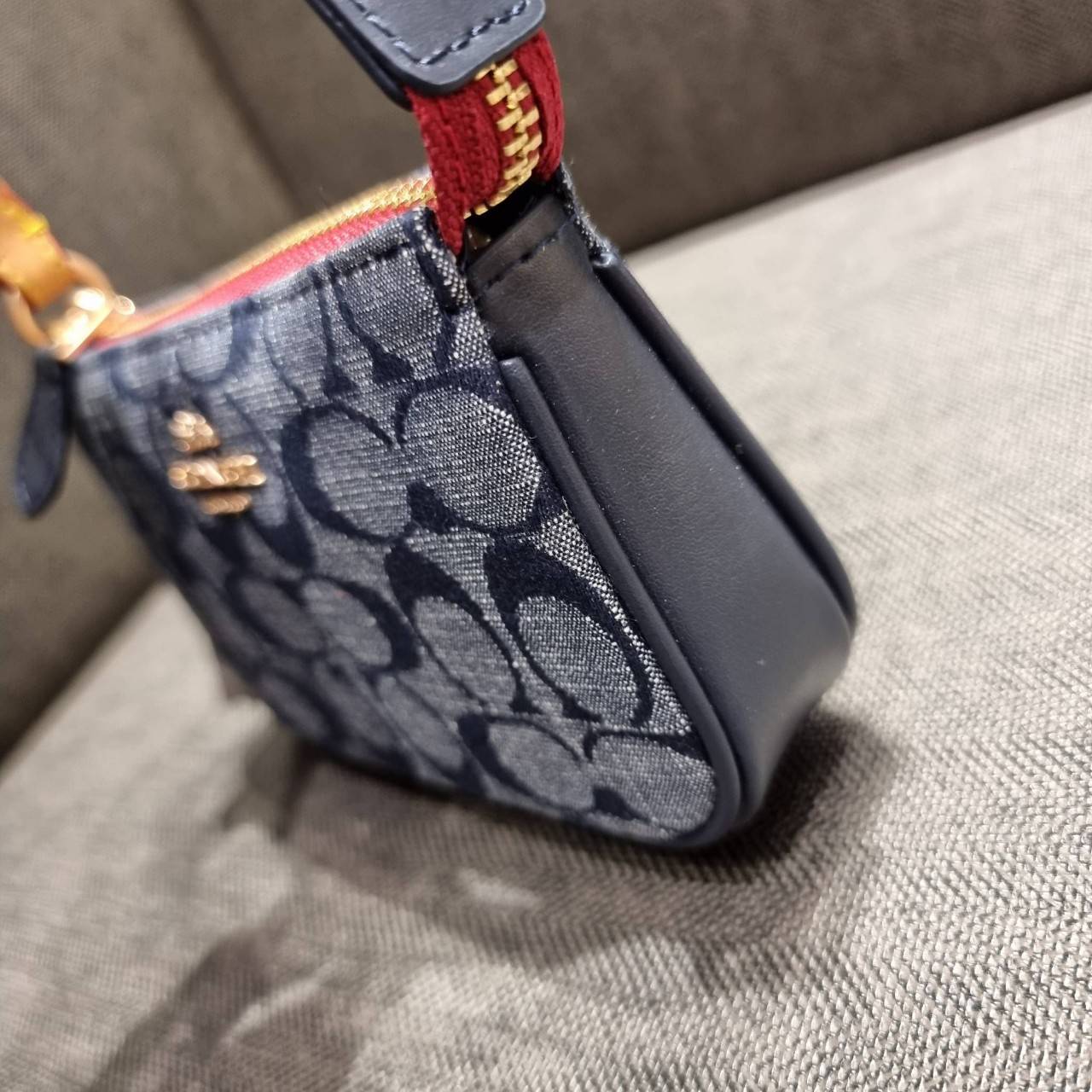 COACH C8665 NOLITA 15 IN SIGNATURE CHAMBRAY คอลเลคชั่น rare item น่ารักน่าใช้ ในสไตล์คลาสสิค กระเป๋าทรงพอชขนาดมินิ กึ่งคล้องมือใช้ได้ 2 สไตล์ ปรับสายให้มาเกี่ยวฝั่งเดียวเพื่อใช้เป็นคล้องมือ หรือปรับเกี่ยวอีกฝั่งใช้คล้องแขนก็เก๋มากมาย วัสดุผ้าแชมเบรย์ สวยค