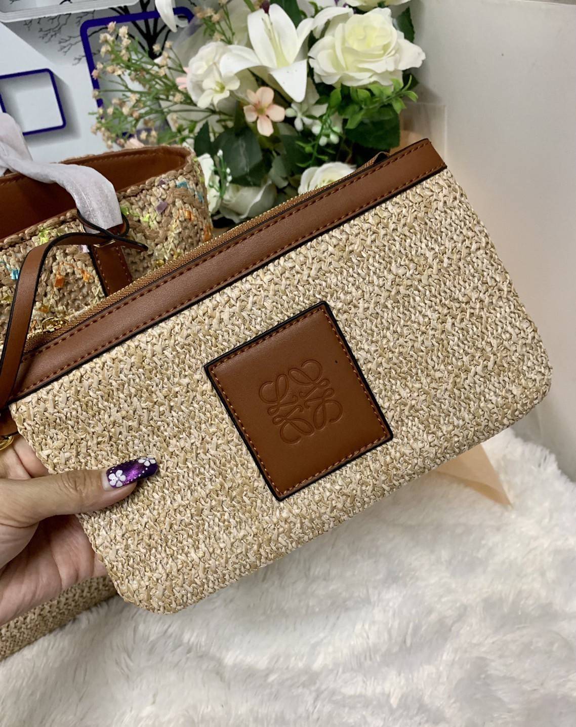 LOEWE TOTE BAG VIP GIFT WITH PURCHASE (GWP) พรีเมี่ยมกิ๊ฟ Limited Edition จาก LOEWE PERFUME DUTYFREE COUNTER วัสดุ Textile Canvas & CalfSkin งานสวยหรู รูปทรงวินเทจมาพร้อม Clutch ใบเล็กเข้าชุด ซื้อ 1 ได้ถึง 2 ด้านหน้าปักโลโก้แบรนด์ LOEWE ผ้าเนื้อหนาใช้งานท