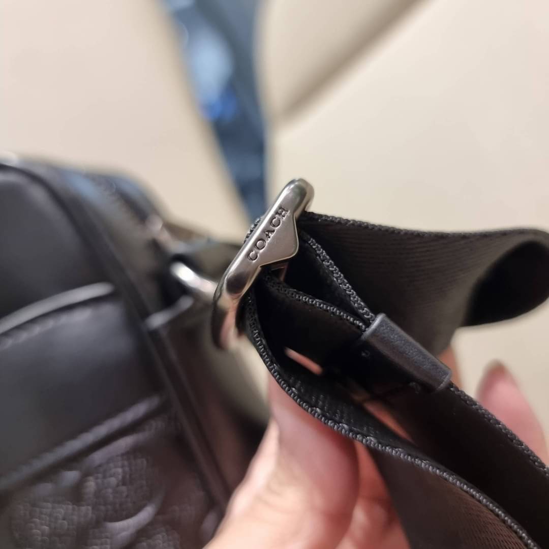 COACH F28455 CHARLES CAMERA BAG IN SIGNATURE LEATHER รุ่นสุดฮิตที่หนุ่มๆเค้ารู้กัน กับกระเป๋าสะพายข้างทรงแมสเซนเจอร์ ที่อัพเลเวลความหรูด้ายลายปั๊มซิกเนเจอร์นูน บนวัสดุหนัง crossgrain ตัดสลับด้วยหนังแท้ สัมผัสดีทั้งใบ มีช่องซิปให้ด้านหน้า และช่องย่อยด้านหล