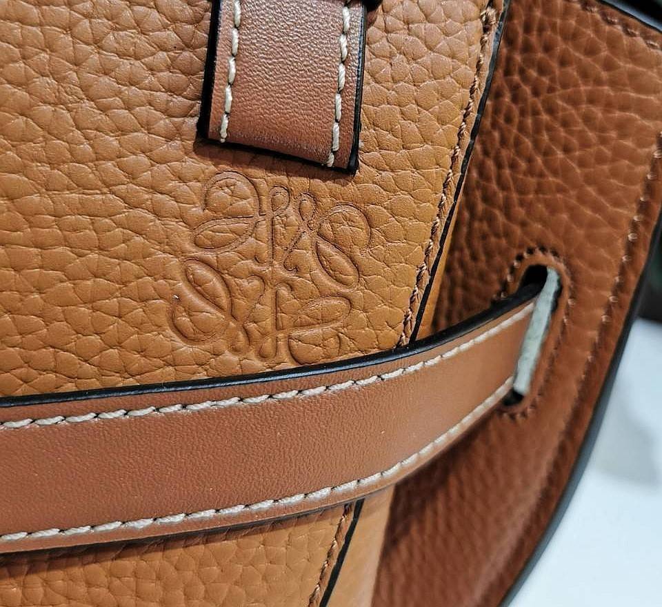 VIP 】LOEWE HANDBAG VIP GIFT WITH PURCHASE (GWP) กระเป๋าถือหรือสะพาย รุ่น Limited จาก LOEWE DUTYFREE วัสดุ Calfskin หนังแท้รูปทรงอานม้าสวยอยู่ทรงด้านหน้าตกแต่งด้วยสายหนัง (Belt) ประดับอะไหล่แบรนด์สีทองรูปกลอนประตูด้านข้างเป็น Signature ภายในโล่งกว้าง ใส่มื