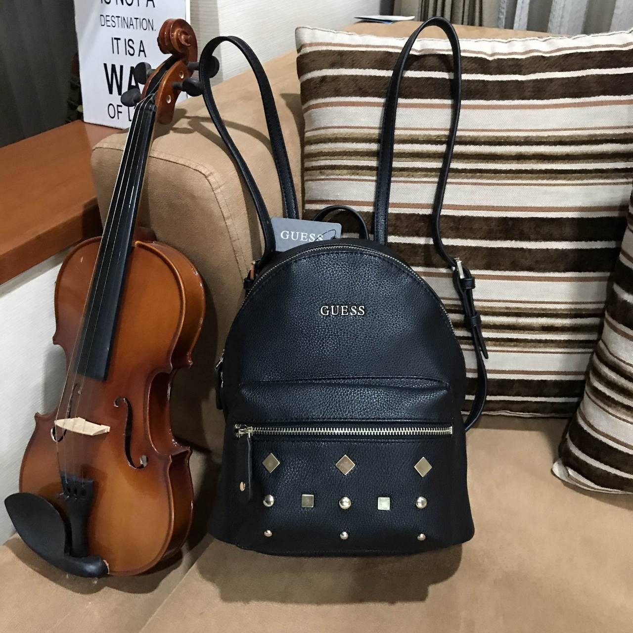 GUESS CANSON BACKPACK ของแท้❗️กระเป๋าเป้หนังเนื้อนิ่มสัมผัสคล้ายหนังแท้ ด้านหน้าแต่งหมุดกิ๊ปเก๋ เปิดปิดด้วยซิปสะดวกใช้ ด้านในบุผ้าแบรนด์ มีช่องใส่ซิปและช่องใส่ของจุกจิก ขนาดกำลังดีค่ะ น้ำหนักเบา สีสวย สายสะพายปรับได้ฟรีเลยค่าใบนี้ แนะนำมากๆค่า