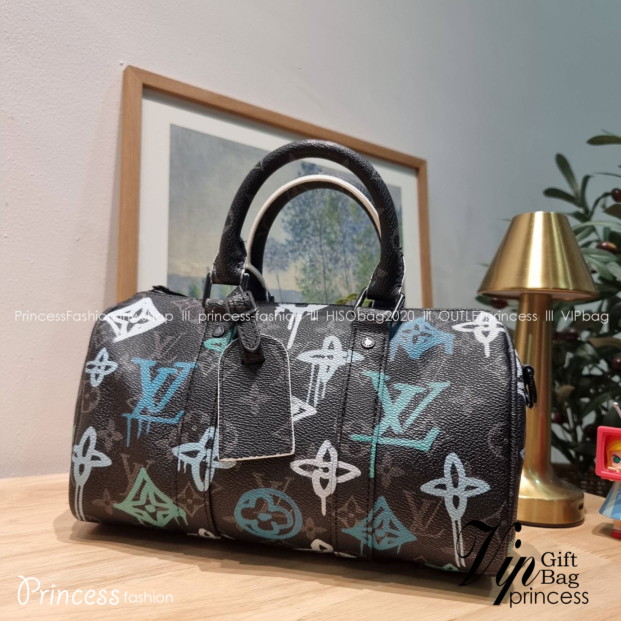 LV KEEPALL BANDOULIERE 25 MONOGRAM OTHER BAG ย่อส่วนความเท่ให้สะดวกกับชีวิตประจำวัน กับกระเป๋าสะพาย ทรงกระเป๋าเดินทางสุดคลาสสิค ด้วยดีเทลความเป็นเอกลักษณ์ เรียบแต่หรู