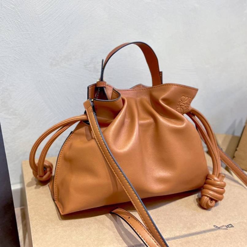 LOEWE Flamenco Clutch Bag / LOEWE CROSSBODY BAG กระเป๋าหนังทรงขนมจีบ อะไหล่ทอง วัสดุหนังอย่างดี