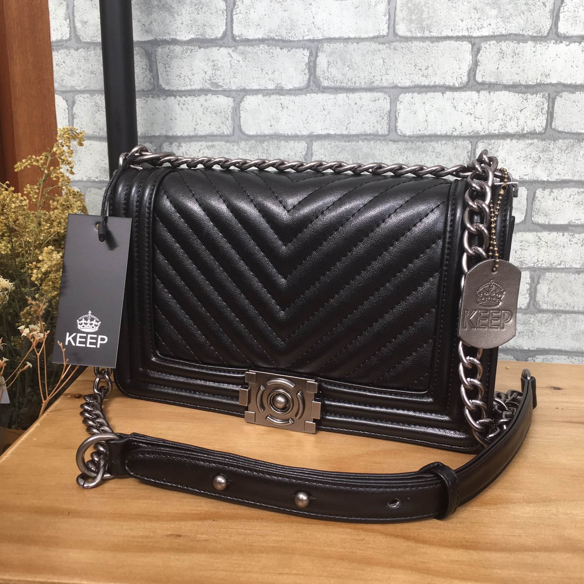 BestSeller! Keep chain large shoulder bag กระเป๋าทรงยอดฮิตคะ รุ่นนี้รับประกันความสวย ตัวกระเป๋าหนังแกะสังเคราะห์เนื้อดีมากๆ ขนาดกะทัดรัด ภายในสีแดง มีช่องใส่ของจุกจิก สายโซ่ปรับได้ 2 แบบทั้งสายสั้น สายยาว สะพายพาดลำตัวได้คะ น่ารักมาก ใส่มิกส์แอนแมท ได้ง่า