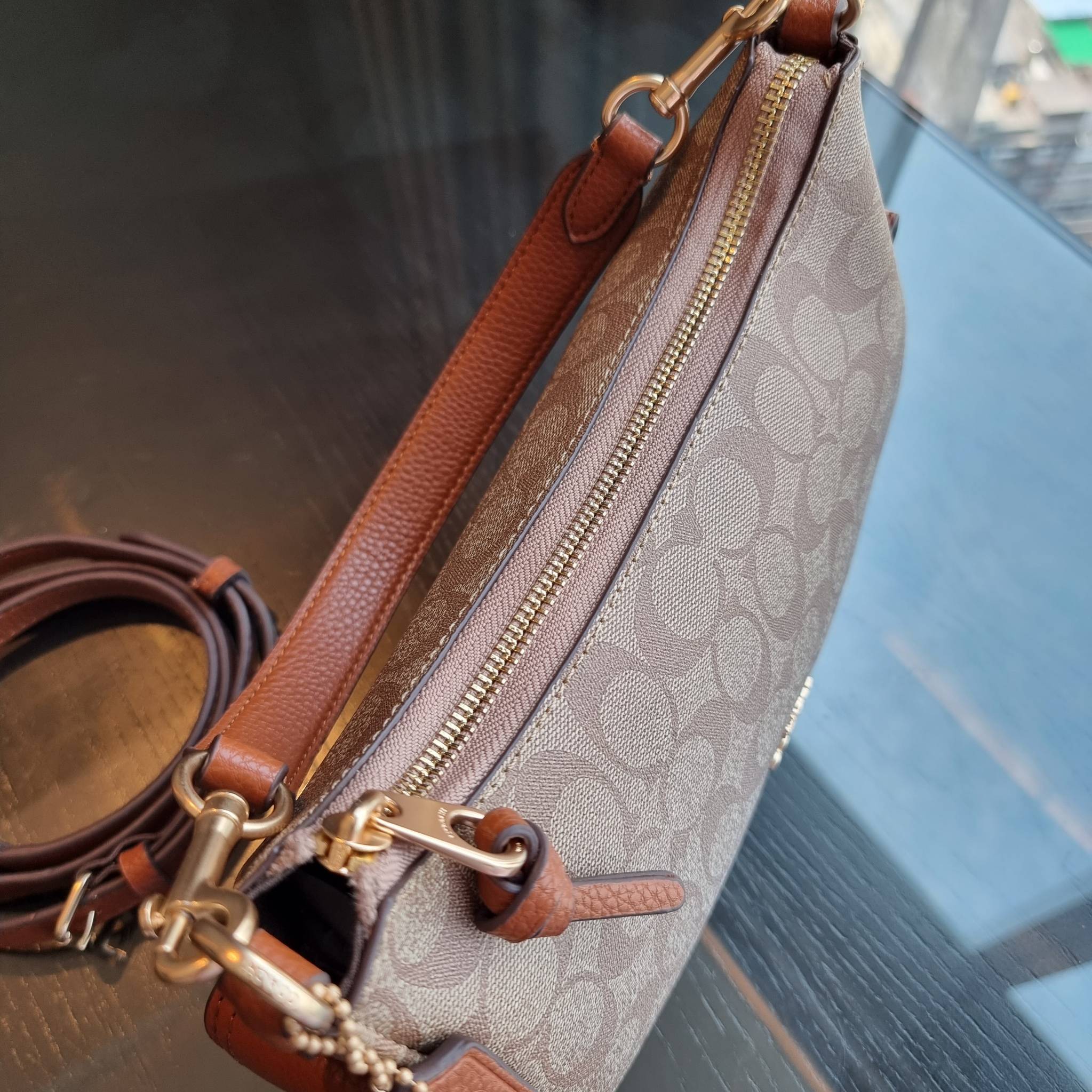 COACH C7223 PENNY SHOULDER BAG 25 IN SIGNATURE CANVAS คอลเลคชั่นเพนนีสุดคิ้วท์ ในรูปแบบของกระเป๋าสะพายไหล่กึ่งทรงพอช พร้อมเสิร์ฟความสวยถึงบ้านไปเลย!! ด้วยดีไซน์คลาสสิคย้อนยุค ที่แอบแฝงความเรียบหรู มาพร้อมสายสะพาย 2 เส้น เป็นสายคล้องมือและสายสะพายครอสบอดี้