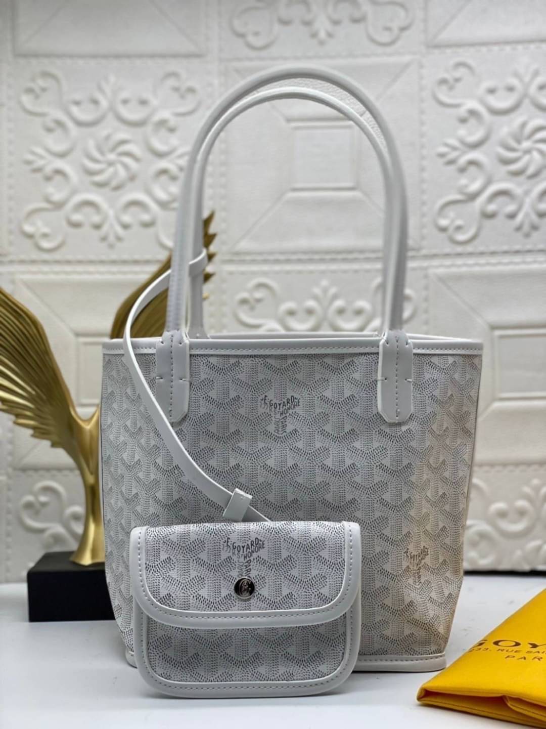 9 สี GOYARD ANJOU TOTE MINI / Goyard Mini Tote เกรดออริจินอลสลับแท้ ใช้งานต่างประเทศได้ ฮอตไอเท็ม กับกระเป๋าสะพายทรงโท้ท ไซส์มินิ กะทัดรัด มาครบสีขายดี เลิศทุกสี รูปทรงคลาสสิค ดีไซน์เป็นเอกลักษณ์ ใช้งานได้หลากหลาย