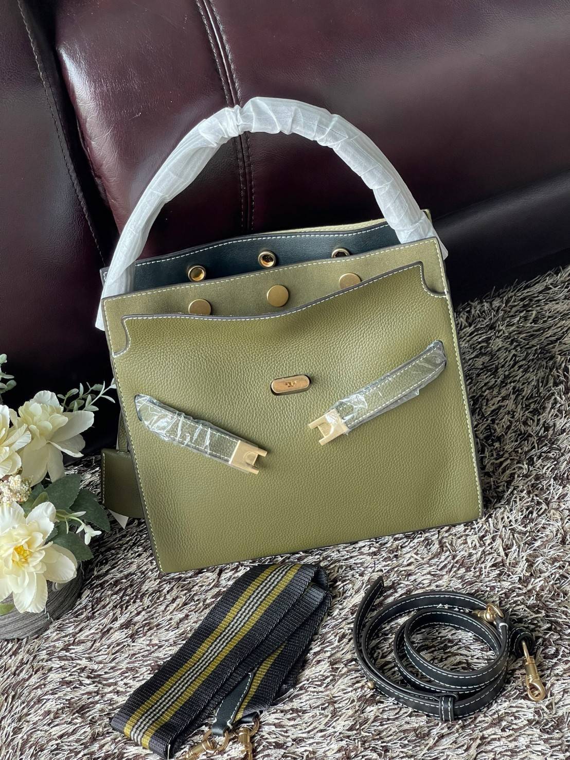 Tory burch lee radziwill pebbled small double bag กระเป๋า Lee Radziwill Double Bag สุดหรู ที่คำนึงถึงการเลเยอร์หนังและหนังกลับอย่างประณีตลงไปในงานดีไซน์ สามารถปรับปากกระเป๋าได้ 3 แบบตามต้องการ พร้อมนำเอาความเป็น American Luxury มาตีความใหม่ผ่านแง่มุมของคว