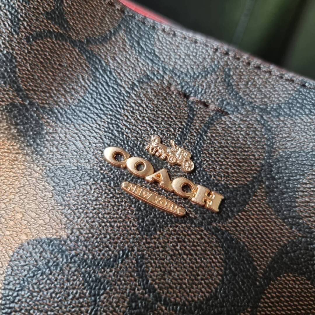 COACH 2312 SMALL TOWN BUCKET BAG IN SIGNATURE CANVAS รุ่นยอดนิยมใบเล็กมาครบสีแล้วจ้า กระเป๋าทรงบัคเก็ต สีผู้ดี๊ผู้ดี ตัวกระเป๋าดีไซน์คลาสสิคลายซี ดูโดดเด่น วัสดุหนังแคนวาสเคลือบลาย สวยคมทุกมุมจริงๆ!! เปิด-ปิดด้วยกระดุมแม่เหล็กทั้ง 2 ฝั่ง ภายในเป็นช่องโล่ง