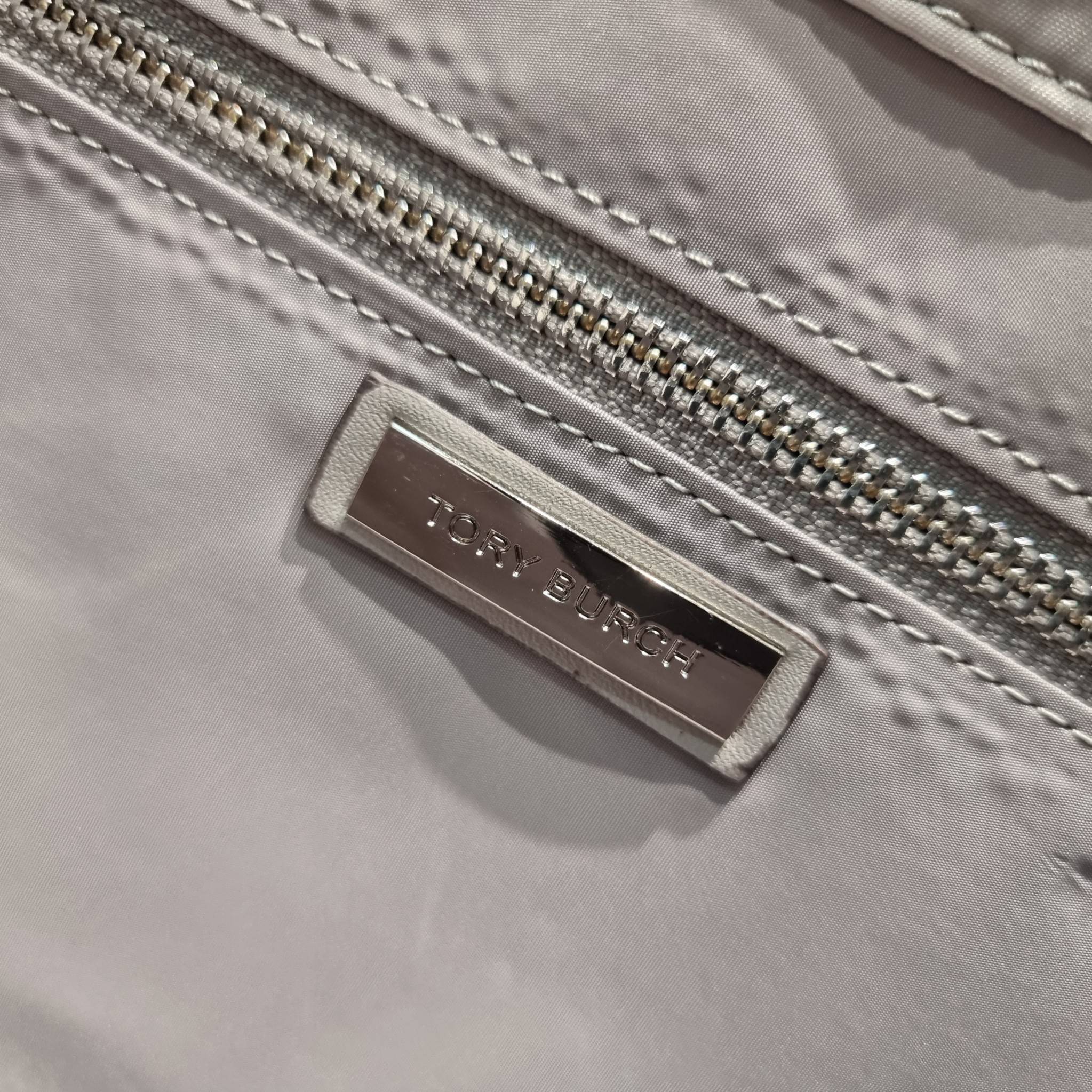 TORY BURCH Ella Chain Tote Bag / TORY TOTE NYLON BAG พร้อมส่ง 4 สี กระเป๋าสะพายทรงโท้ทใบใหญ่ จุของไปเลยแน่นๆ รูปทรงคลาสสิคชวนใช้ โดดเด่นด้วย patch โลโก้ แนะนำรีบสั่งใช้ไปสวยก่อนใครได้เลยน้า