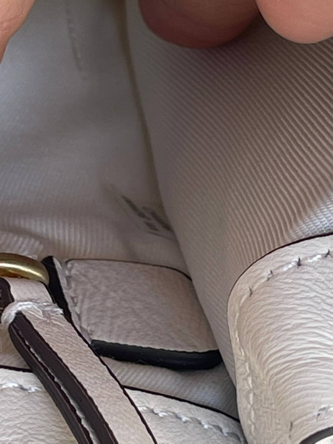 Tory Burch Savannah Convertible Shoulder Bag สาว ๆ ลุคสาวๆไม่ควรพลาด Collection นี้เลยนะคะ เป็นรุ่นที่ตอบโจทย์และครองใจสาว ๆ ได้อย่างแท้จริง เนื่องจากมีดีไซน์เรียบหรู โดยทางแบรนด์ได้ใช้เทคนิคการเย็บบนหนังเป็นลายเส้น (Chevron) ทำให้กระเป๋าดูมีราคามากยิ่งขึ