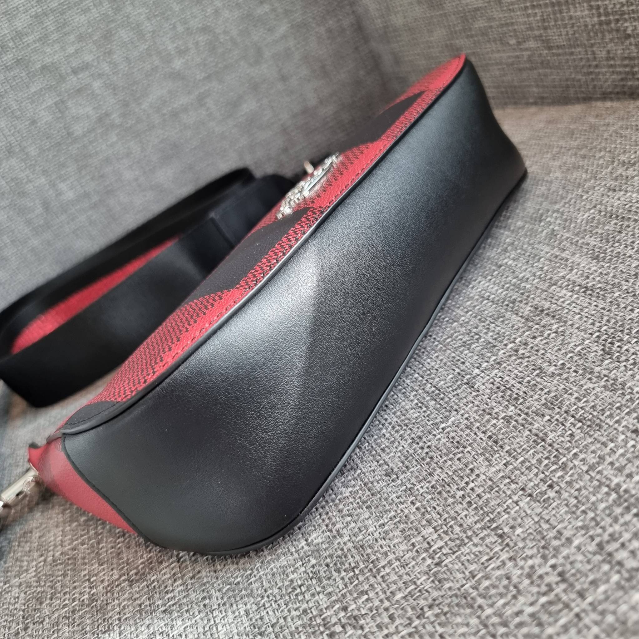 OUTLET 】COACH C6818 JES BAGUETTE WITH BUFFALO PLAID PRINT คอลเลคชั่นใหม่ล่าสุด พร้อมเสิร์ฟความสวยถึงบ้านเช่นเคย!! กระเป๋าสะพายทรงบาแกตต์ ดีไซน์ย้อนยุค ที่แอบแฝงความเรียบหรูดูแพงอยู่ในตัว โดดเด่นด้วยสายสะพายเส้นใหญ่ โทนสีคอนทราส ทำให้ไอเท็มนี้ดูมีลูกเล่นมา