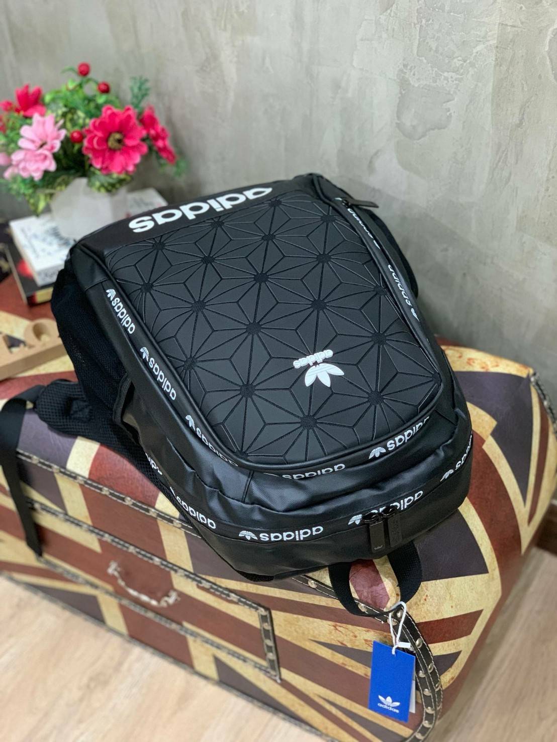 Adidas Originals 3D Backpack กระเป๋าสะพายหลัง 3D ลุคสุดล้ำของกระเป๋าสะพายหลัง ที่มาพร้อมช่องกระเป๋าซิปและลายพิมพ์สามมิติแบบอสมมาตร ดูดีมีสไตล์ด้วยการใช้วัสดุเลียนแบบหนังที่ทันสมัย ให้คุณมีพื้นที่มากขึ้นในการจัดเก็บ ด้วยช่องกระเป๋าด้านหน้าและด้านใน มีช่องส