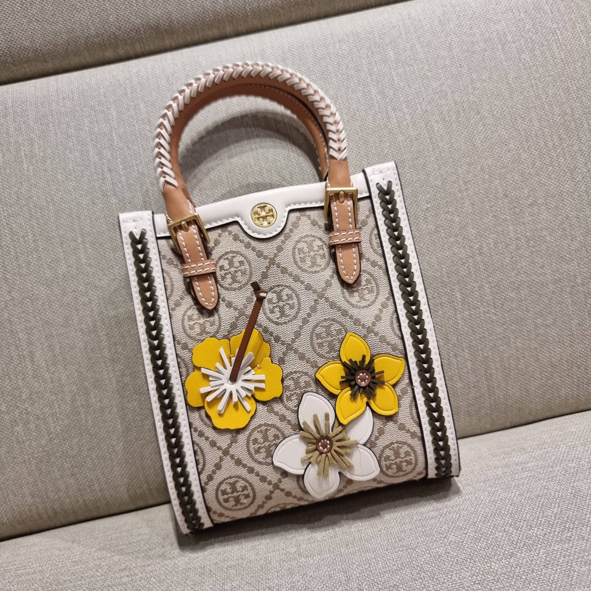 TORY BURCH T MONOGRAM BRAIDED MINI TOTE คอลเลคชั่นใหม่ พร้อมเสิร์ฟความสวยให้ถึงบ้าน!! รอบนี้จัดกระเป๋าทรงโท้ท ไซส์มินิมาให้สาวๆโดยเฉพาะ ดีไซน์ใหม่ล่าสุด สไตล์งานคราฟ มีลูกเล่นประดับดอกไม้กับตัวกระเป๋า วัสดุผ้า jacquard ตัดสลับหนังแท้ หูจับและขอบกระเป๋าตกแ