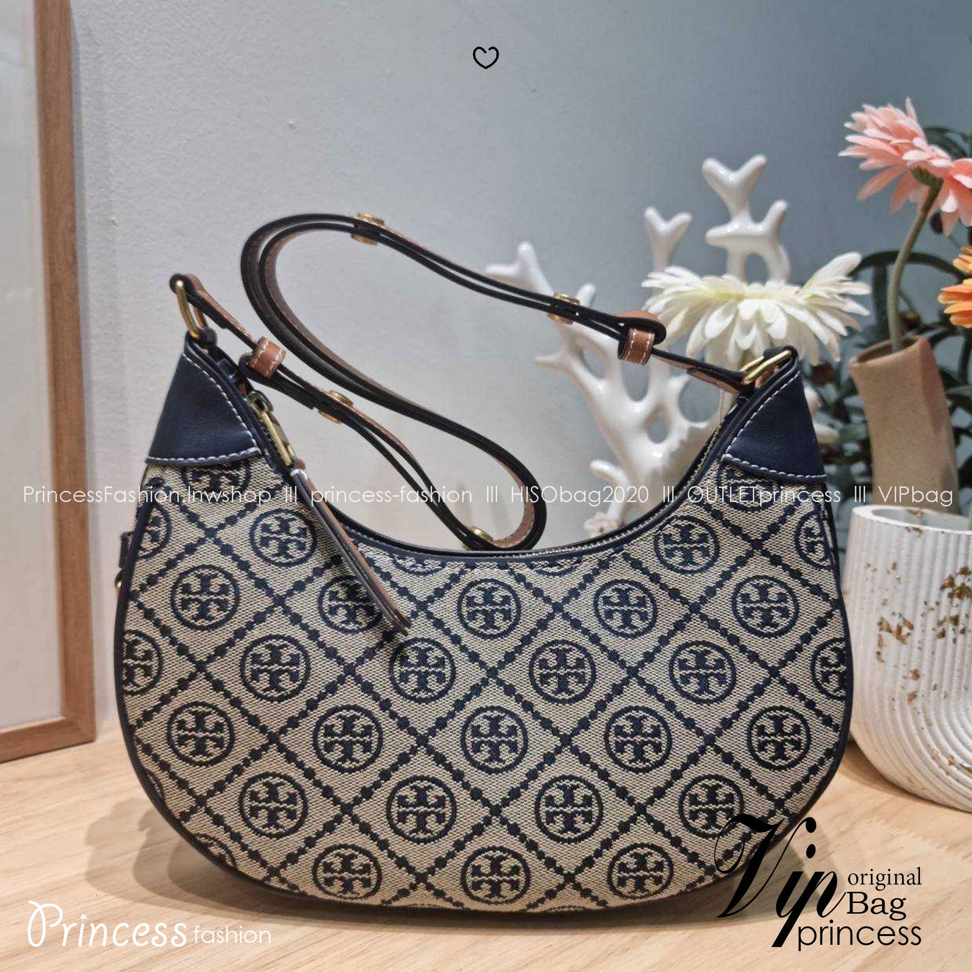 TORY BURCH T MONOGRAM CRESCENT BAG คอลเลคชั่นใหม่มาแรง! สมแก่การรอคอยในสไตล์ทีโมโนแกรมอันเป็นเอกลักษณ์ รูปทรงสวยโดดเด่น สะพายง่ายคล่องตัว