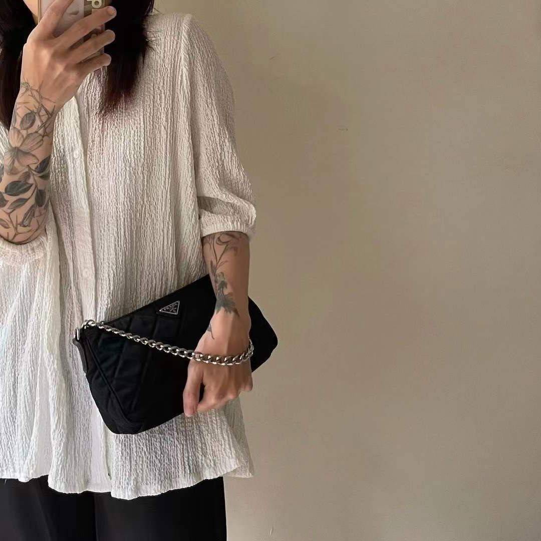 PRADA Tessuto Nylon Crossbody Bag ✨ กระเป๋าผ้าไนล่อนลายตาราง ขนาดกำลังดีกำลังน่ารักเลยค่ะ เหมาะกับการใช้เป็น EVERYDAY LOOK สุดๆ ใบนี้ห้ามพลาดเลย