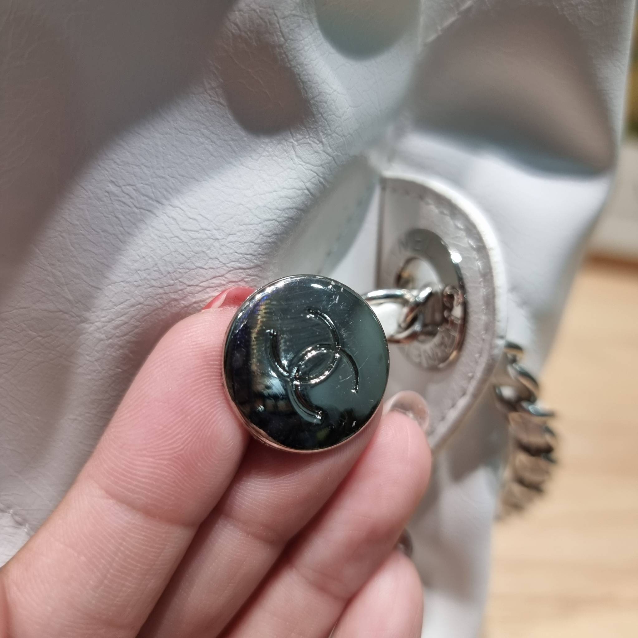 Chanel 22 large backpack เกินต้านที่สุดกับไอเท็มนี้ ที่รอบนี้จัดหนักให้ไปเลยกับไซส์ใหญ่สุด กระเป๋าทรงแบคแพค สะดวกใช้งานมากๆ