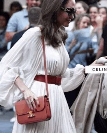 VIP 】CELINE Medium Triomphe Bag In Shiny Calfskin Medium Triomphe Bag In Shiny Calfskin GIFT WITH PURCHASE (GWP) พรีเมี่ยมกิ๊ฟ Limited Edition จาก CELINE PERFUME DUTY FREE COUNTER วัสดุหนังแท้ (Calfskin) ซับในเป็นหนังแกะ (Lambskin) รูปทรงสี่เหลี่ยมผืนผ้า 