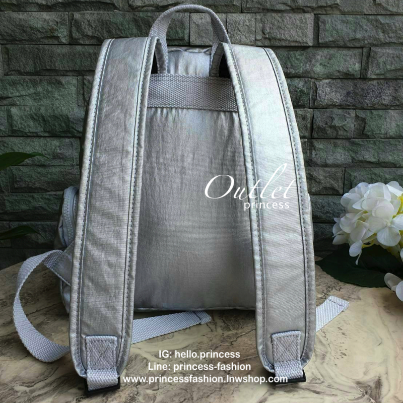 Kipling Matta Small Metallic Backpack รุ่น KI1490 คอลเลคชั่นใหม่ชนช้อป!!กระเป๋าเป้ขนาดกำลังดี วัสดุไนล่อนเคลือบกันน้ำ มีน้ำหนักเบา มีช่องเก็บของหลายช่อง แบ่งเป็นช่องด้านหน้า 2 ช่องและด้านข้างอีก 2 ช่อง ช่องใหญ่ปิดเปิดด้วยซิปคู่ภายในมีช่องซิป ช่องใส่ของจุก