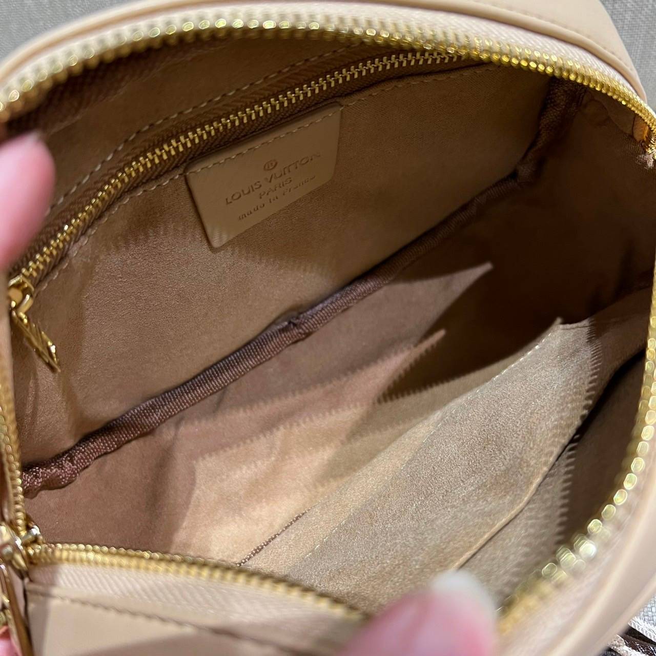 LV EXCLUSIVE VIP COSMETICS BAG ไอเท็มเอ็กซ์คลูซีฟ รุ่นหายาก กระเป๋าใส่เครื่องสำอางค์เอนกประสงค์ ที่นำมาประยุกต์ใช้เป็นกระเป๋าสะพายประจำวันได้ เพราะพิเศษมากแถมสายสะพายมาให้ วัสดุหนังลูกวัวฟอกสี นิ่มมาก เปิด-ปิดด้วยซิป ภายในโล่งกว้าง มีช่องแบ่งสัดส่วนให้ จั