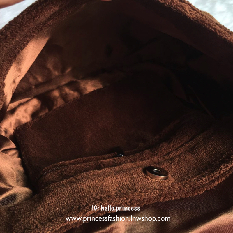 Chanel Beaute Crossbody Bag กระเป๋าสะพาย VIP. GIFT ของแท้ จาก Chanel Cosmetic วัสดุขนวูฟสีดำหนานุ่ม ตัดโลโก้แบรนด์หนังแก้วสวยโดดเด่น น้ำหนักเบา เปิดปิดด้วยฝาปิดกระดุมแม่เหล็ก ใบใหญ่กำลังดี ใส่ iPad, กระเป๋าสตางค์ใบยาว, และของจุกจิกได้เยอะ มาพร้อมสายยาวเลื