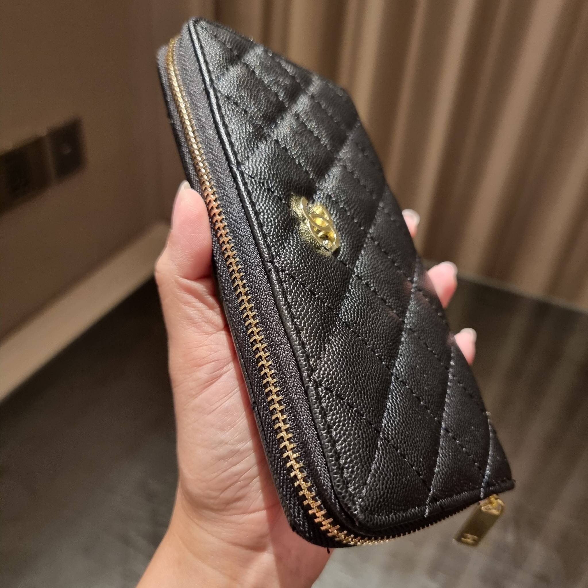 VIP 】กระเป๋าสตางค์ใบยาวรุ่นซิปรอบ สวยรับทรัพย์จาก Chanel วัสดุหนังลายคาร์เวีย ใช้แล้วขับผิวสุดๆ เปิด-ปิดด้วยซิปรูดรอบใบ ใช้งานง่าย ภายในกระเป๋ามีช่องใส่บัตรได้ ใส่ธนบัตรหรือเหรียญได้ มีช่องซิปแยกอีกหนึ่งช่อง ดีไซน์เรียบหรูแบบนี้ สาวๆห้ามพลาดกันน้า!! ซื้อใ