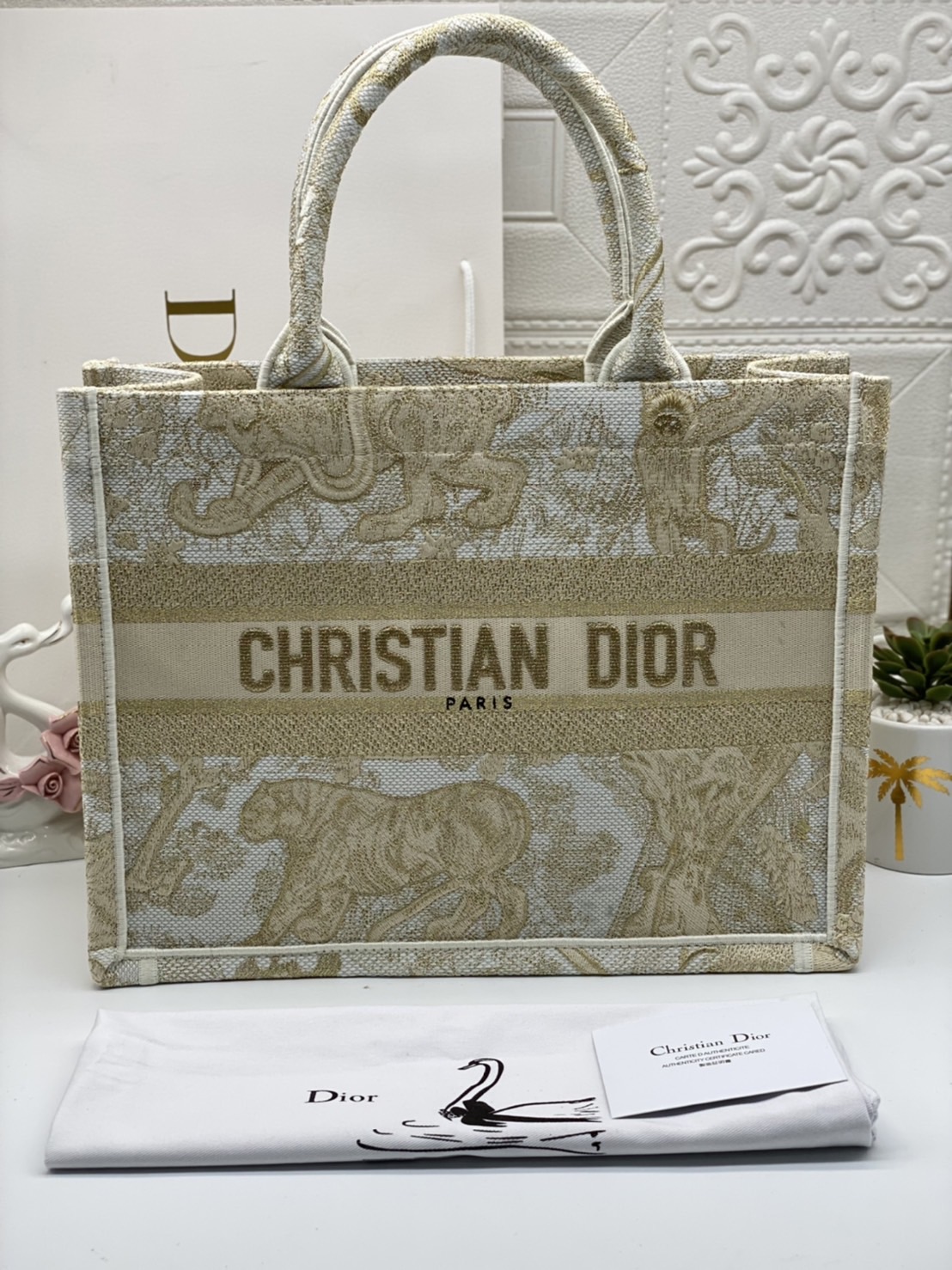 CHRISTIAN MEDIUM DIOR BOOK TOTE เอกลักษณ์ของความหรู เป็นทางช็อปปิ้งBag ที่ต้องมี ภายในโล่งกว้างมาก ใส่ของแบบแน่นๆ จุๆไปได้เลย น้ำหนักเบาสบาย งานออริปักขึ้นรูปสวยมาก มี code stamp พร้อมส่งที่ไทย ภาพสินค้าถ่ายจากงานขายจริง ใช้งานต่างประเทศได้ค่ะ