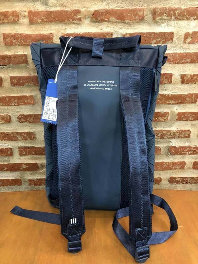 Adidas Originals BP Roll Top 3D Mesh 2017 Backpack Bag DH0100 กระเป๋าเป้สะพายหลัง สีใหม่ ดีไซน์แบบ 3 มิติ วัสดุ polyurethane ใช้ลูกเล่นของเหลี่ยม และมุมเชื่อมเข้าหากัน การออกแบบกระเป๋าเป็นเหมือนถุงทรงสูง ส่วนปากกระเป๋า เปิดปิดแบบตีนตุ๊กแกม้วนพับ และติดกระ