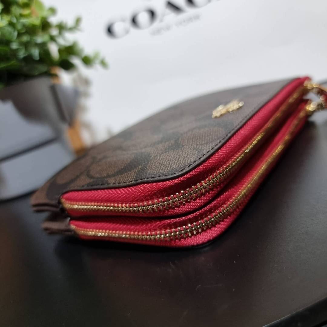 COACH F87591 DOUBLE CORNER ZIP WALLET IN SIGNATURE COATED CANVAS คล้องมือรุ่น 2 ซิป!! มาแล้วจ้า 🌟🤗 ไซส์นี้คือเหมาะมือจริงๆ พกง่ายเช่นเคย ไม่ต้องกังวลว่าจะเกะกะหรือกินพื้นที่กระเป๋าหลัก วัสดุหนังแคนวาสเคลือบลาย มีช่องหลักแยก 2 ช่อง ภายในบุผ