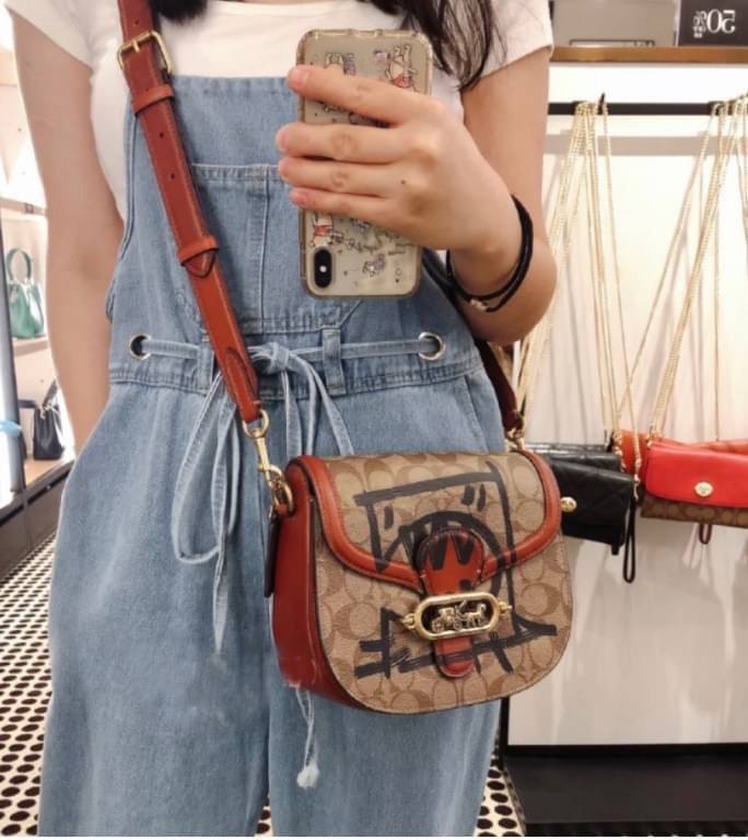 ของแท้ 💯% ได้ไปไม่ผิดหวังแน่นอนค่ะ! 📌Limited edition!! COACH REXY X GUANG YU CROSBODY BAG ((1501))