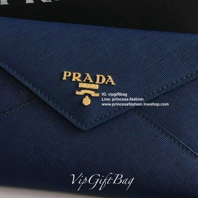 พร้อมส่งครบสีค่าาา กระเป๋าสตางค์ยาว *ทรงหรู จากงานพรีเมี่ยมกิ้ฟ จากเคาเตอร์ต่างประเทศ จากแบรนด์ PRADA ลายหนัง saffiano ของแท้ 100% เปิดปิดฝาพับ มีช่องใส่บัตร 6 ช่อง ด้านในมีช่องใหญ่2ช่อง ใส่ได้ถึงแบงค์พัน หรือจะใส่มือถือได้ถึง Iphone+ และช่องซิปใส่ของจุกจ