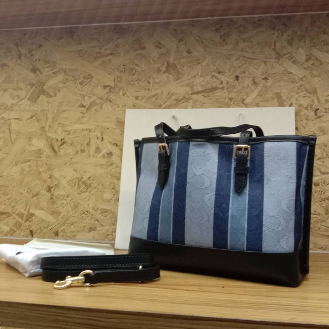COACH Mollie Tote 25 In Signature Jacquard With Stripes พร้อมส่งที่ไทย ภาพสินค้าถ่ายจากงานขายจริง ใช้งานต่างประเทศได้