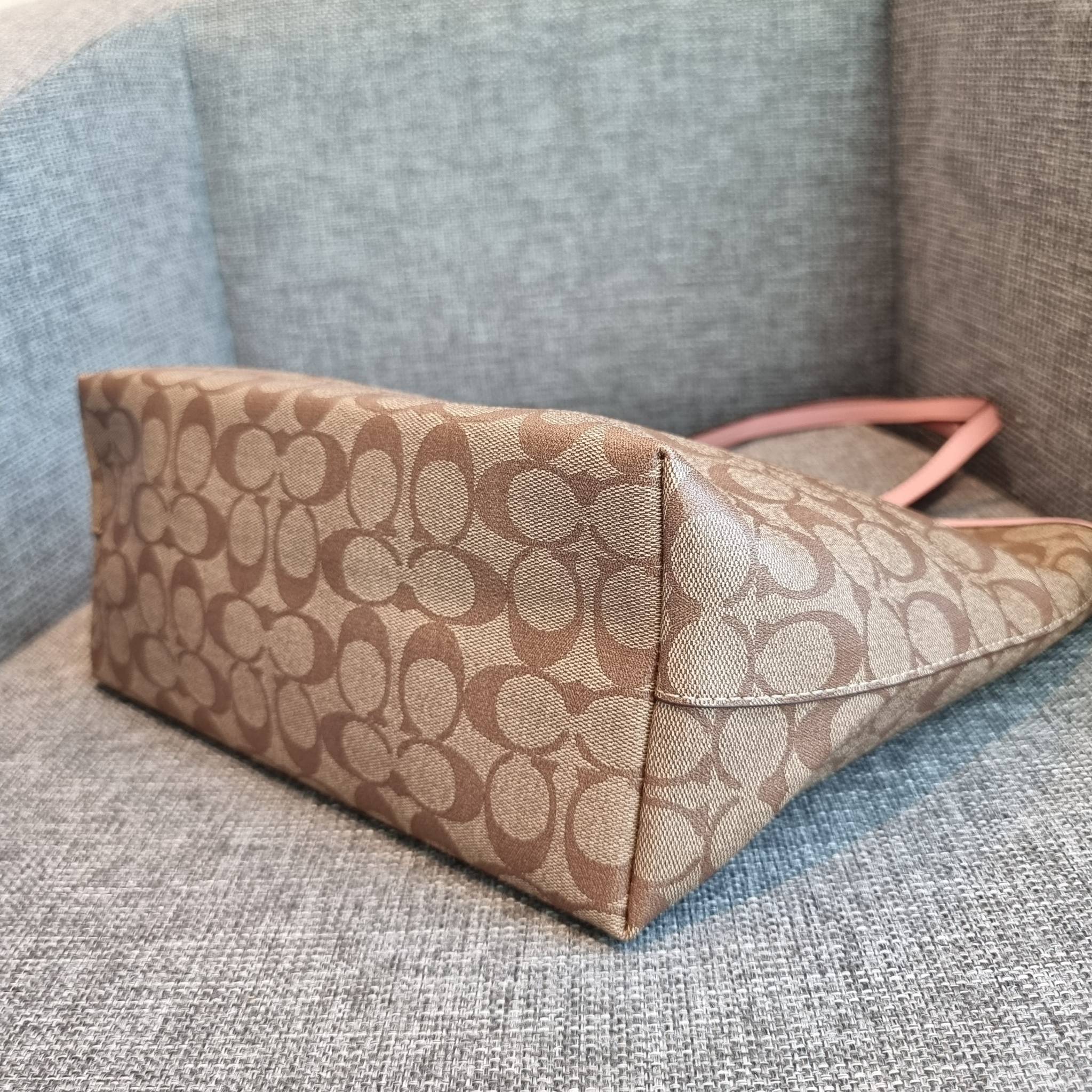 OUTLET 】COACH F58292 CITY ZIP TOTE IN SIGNATURE 16" รุ่นขายดี!! ไซส์ใหญ่ สีสวยมาให้แบบจัดเต็ม!! กระเป๋าถือทรงโท้ทใบใหญ่ สวยน่าใช้ทุกสี สะพายคล้องไหล่ได้เก๋ๆ จุของแน่นๆไปเลยจ้า!! วัสดุหนังแคนวาสคุณภาพ ปากกระเป๋าเปิด-ปิดด้วยซิป กันของหล่นได้ ถือไปไหนก็