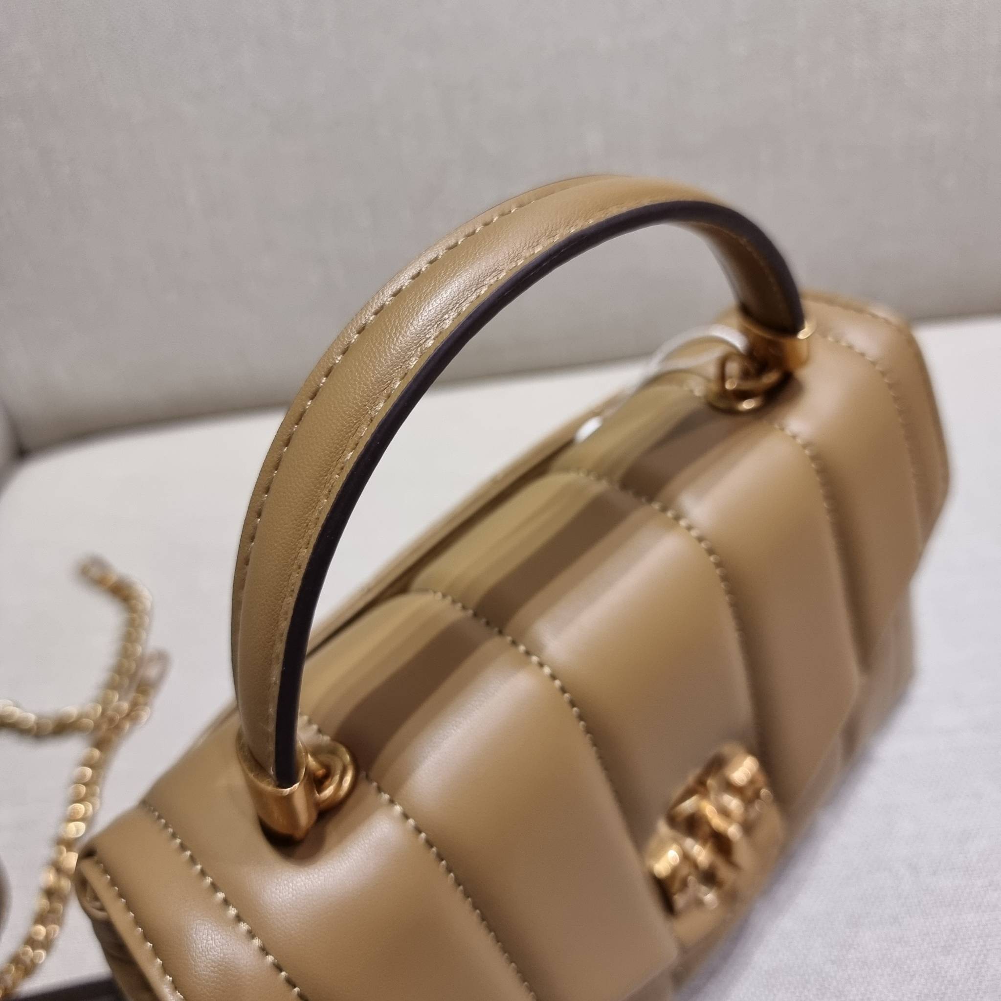 TORY BURCH KIRA QUILTED SMALL SATCHEL มาแล้วด่วนๆ!! กับคอลที่ปังไม่ไหว พร้อมเสิร์ฟสีคลาสสิค กระเป๋าถือ/สะพาย ทรงสวย สะพายคล่องตัว หนังแท้ ดีไซน์บุนวม เส้นคมสวยหรู วัสดุหนังแกะ สัมผัสดีงาม นิ่มมือ เปิด-ปิดด้วยอะไหล่บิดล็อค ภายในเป็นช่องโล่ง มีช่องซิป ใส่ขอ