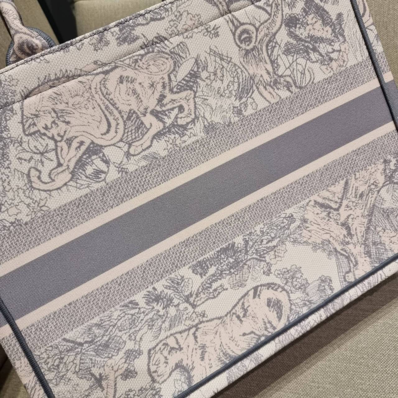 VIP 】HOT ARRIVAL!! DIOR CD SHOPPING BAG WITH GWP กระเป๋าทรงช้อปปิ้งใบใหญ่ จุใจ!! พรีเมี่ยมกิ๊ฟรุ่นดับเบิ้ลฮอต ดีไซน์คลาสสิควินเทจ สวยหรู วัสดุผ้าแคนวาสลายกราฟฟิค ภายในโล่งกว้างมากๆ ใส่ของจุสุดๆ โน้ตบุ้ค ไอแพด กระเป๋าสตางค์ มือถือ หรือเสื้อผ้ายังได้ สะพายค