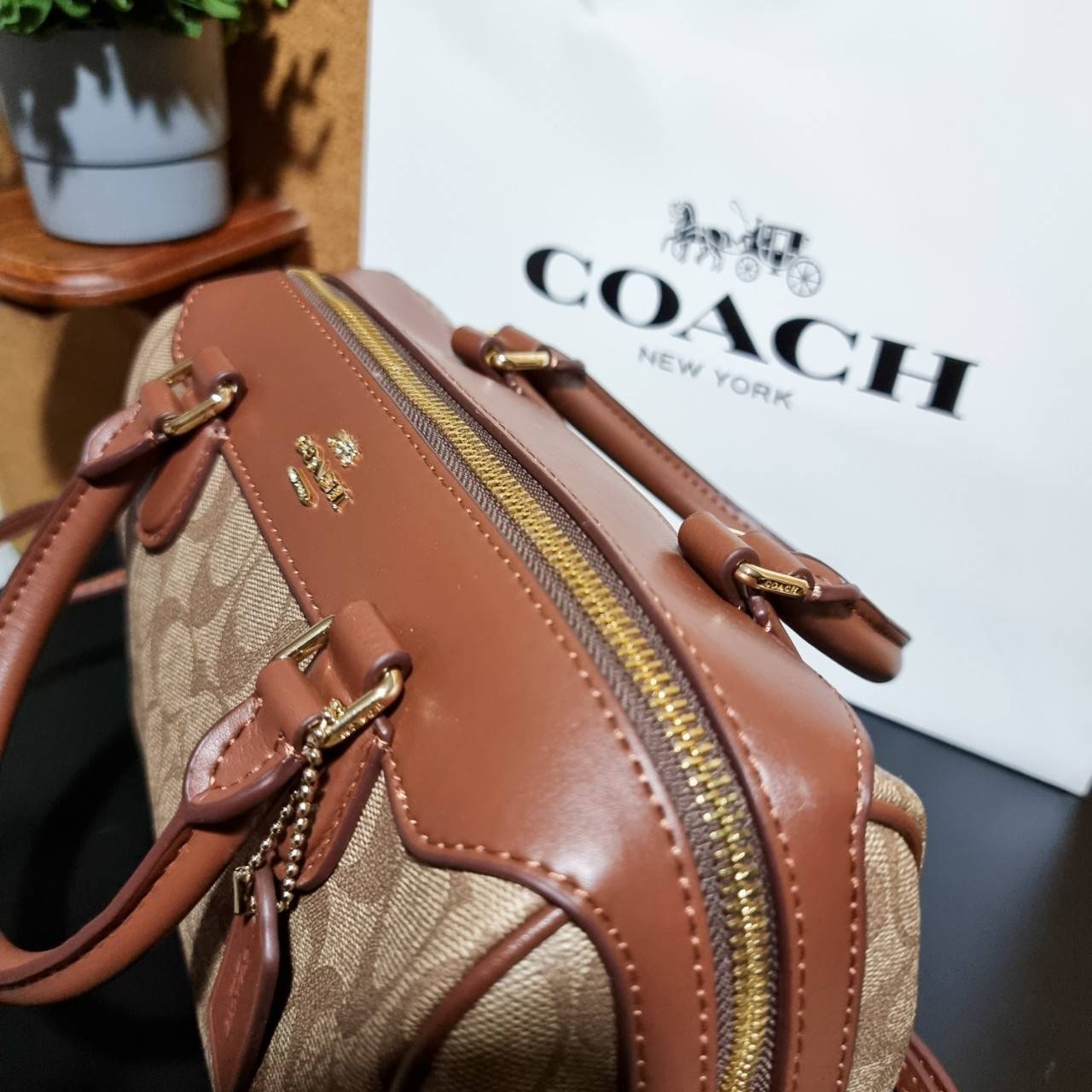 OUTLET ของแท้ 💯% 】COACH F32203 MINI BENNETT SATCHEL IN SIGNATURE CANVAS กลับมาอีกครั้ง!! กับกระเป๋าทรงหมอนยอดฮิต 🥳 มีกี่สีก็ขายหมด วัสดุหนังแคนวาสเคลือบลาย ทรงสวยใช้งานได้ทุกโอกาส